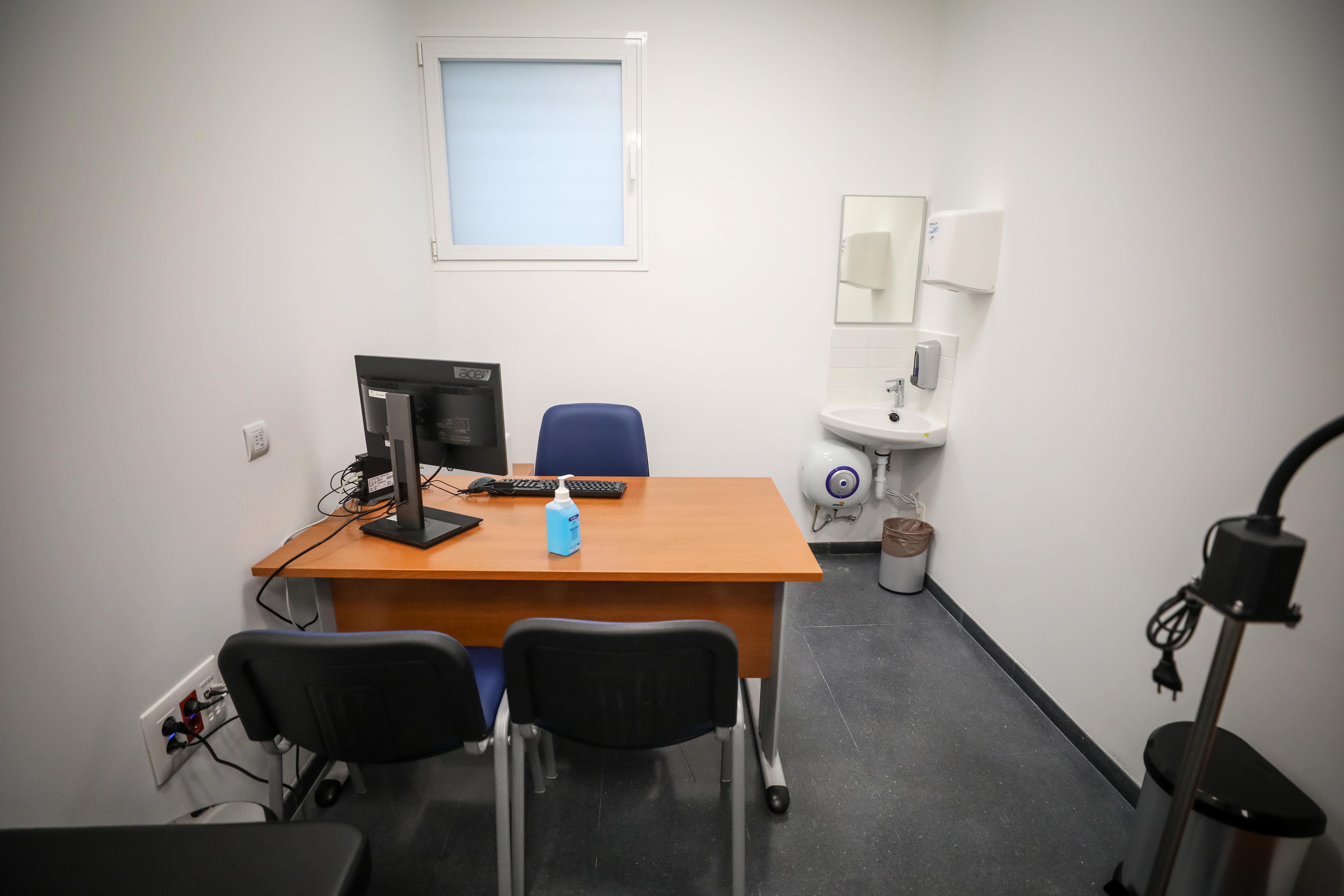 El centro de salud de Bola de Oro cuenta con una superficie de 1.520 metros cuadrados distribuidos en forma de U y tres alturas: semisótano, planta baja y planta primera