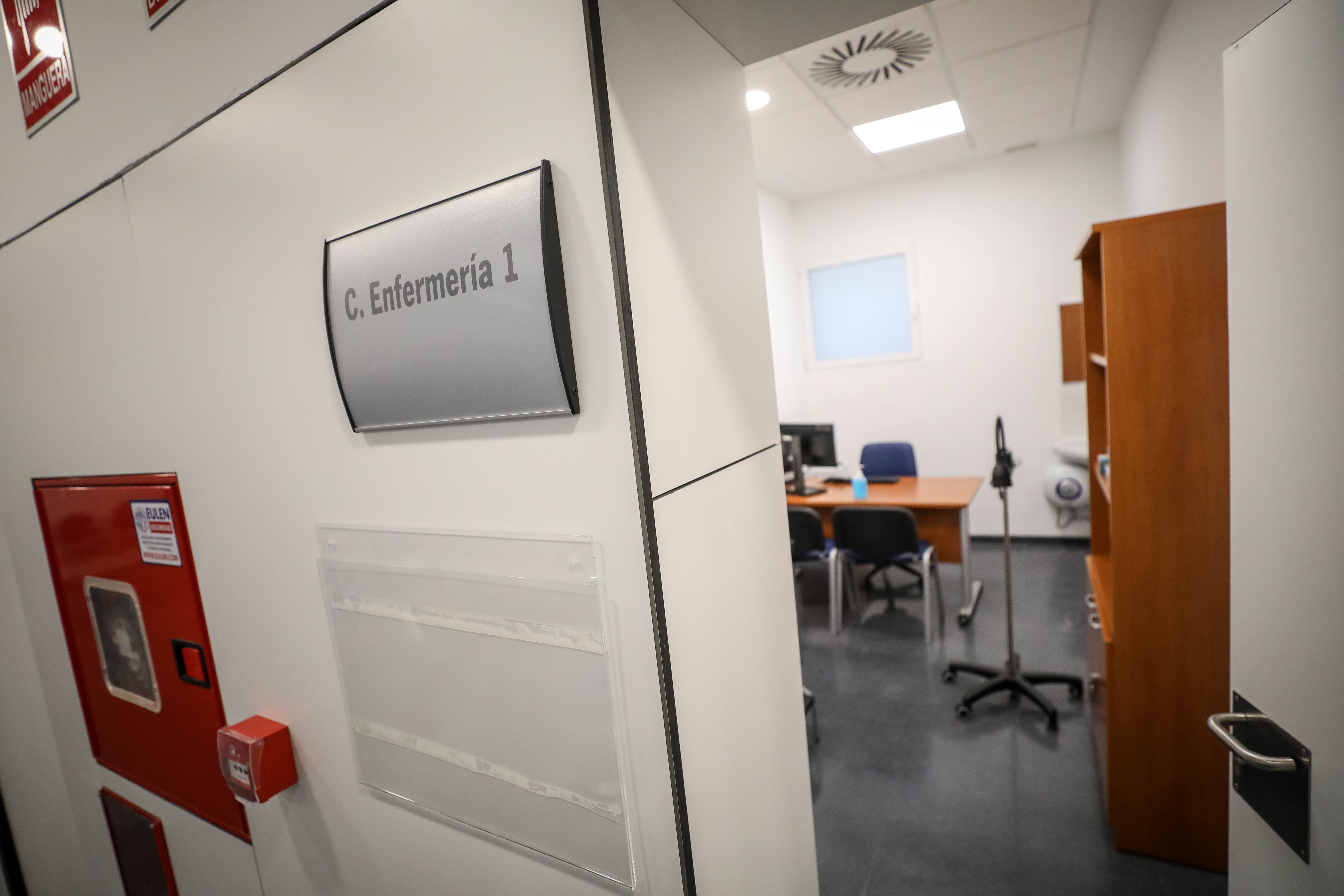 El centro de salud de Bola de Oro cuenta con una superficie de 1.520 metros cuadrados distribuidos en forma de U y tres alturas: semisótano, planta baja y planta primera