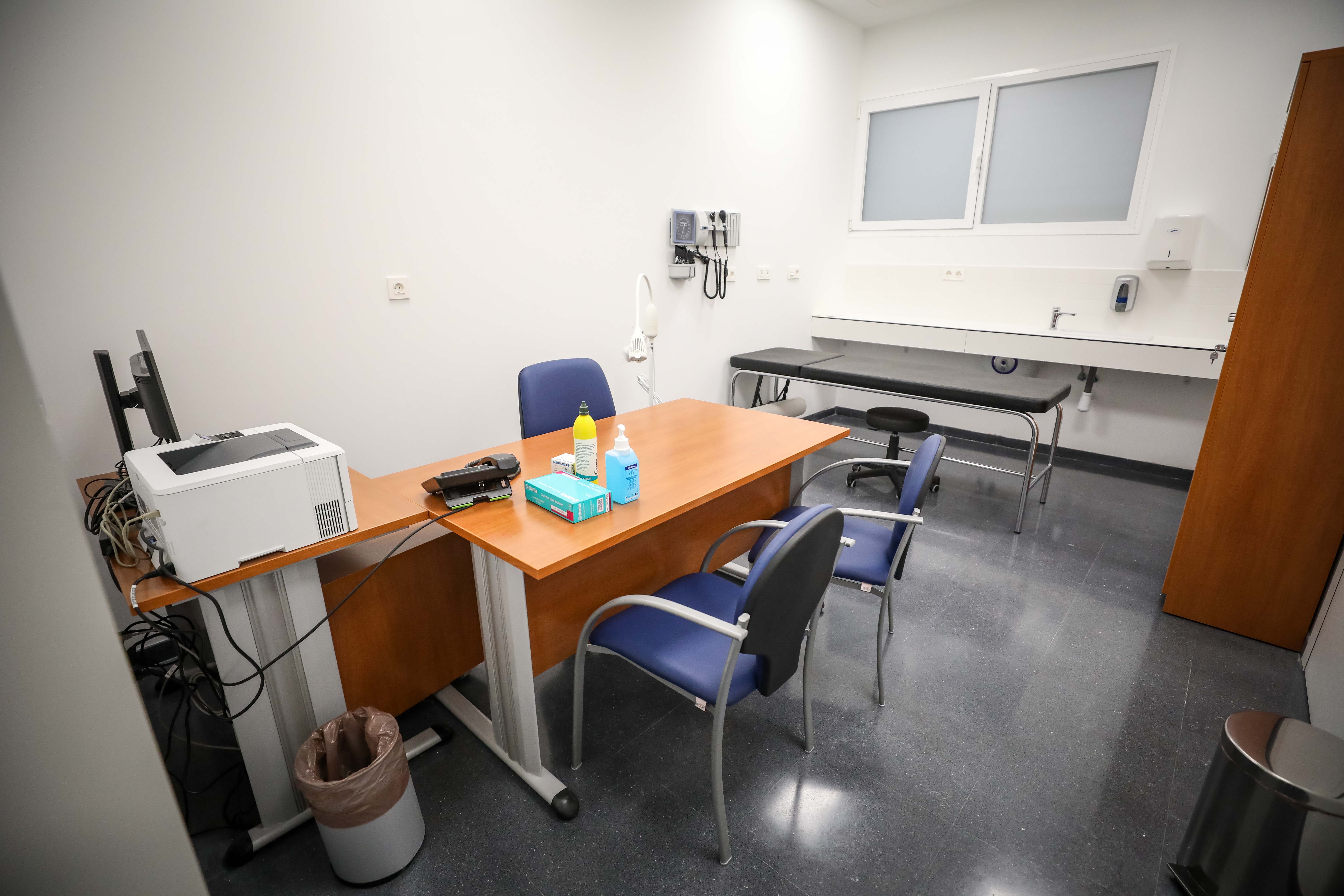 El centro de salud de Bola de Oro cuenta con una superficie de 1.520 metros cuadrados distribuidos en forma de U y tres alturas: semisótano, planta baja y planta primera