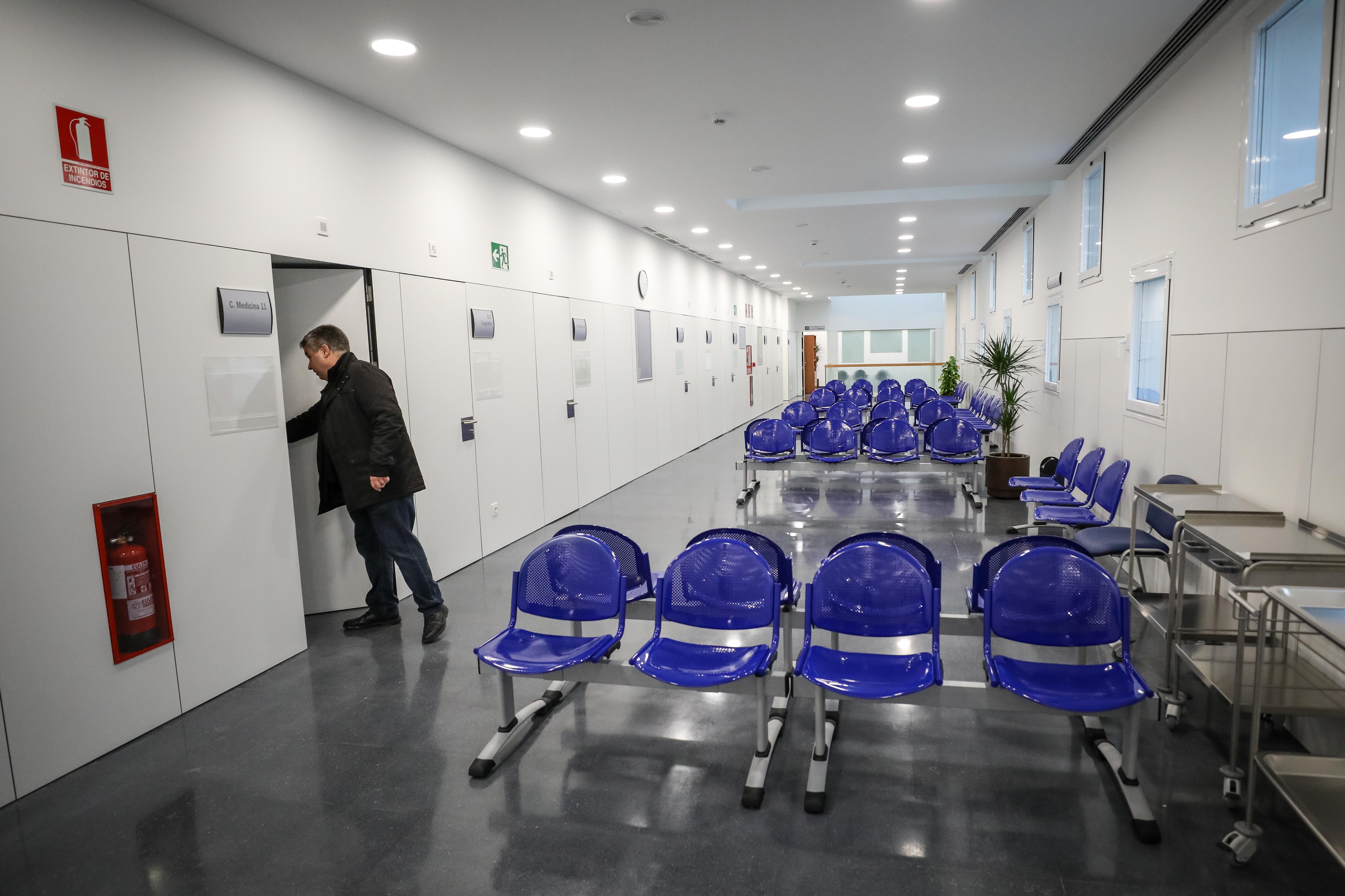 El centro de salud de Bola de Oro cuenta con una superficie de 1.520 metros cuadrados distribuidos en forma de U y tres alturas: semisótano, planta baja y planta primera