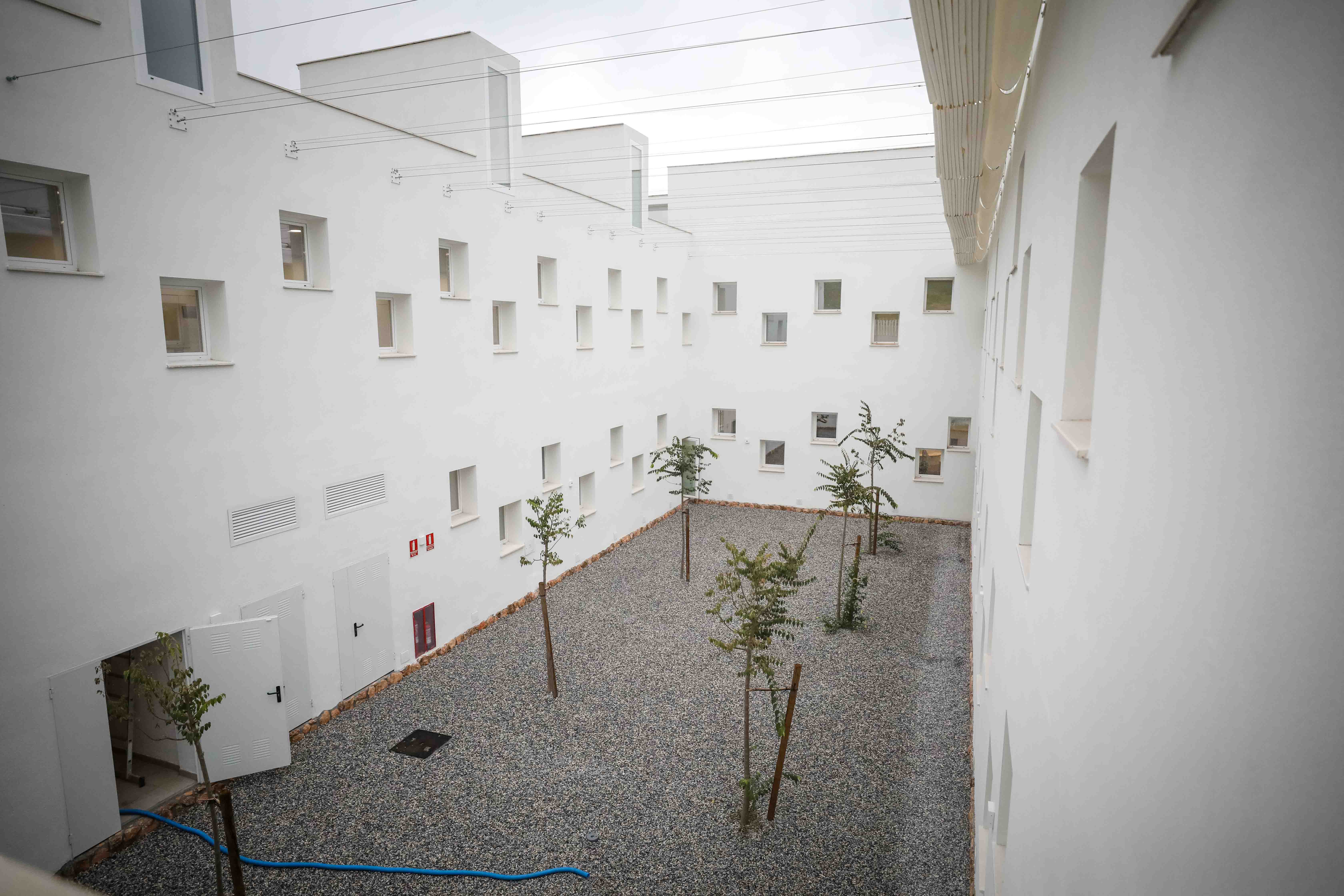 El centro de salud de Bola de Oro cuenta con una superficie de 1.520 metros cuadrados distribuidos en forma de U y tres alturas: semisótano, planta baja y planta primera