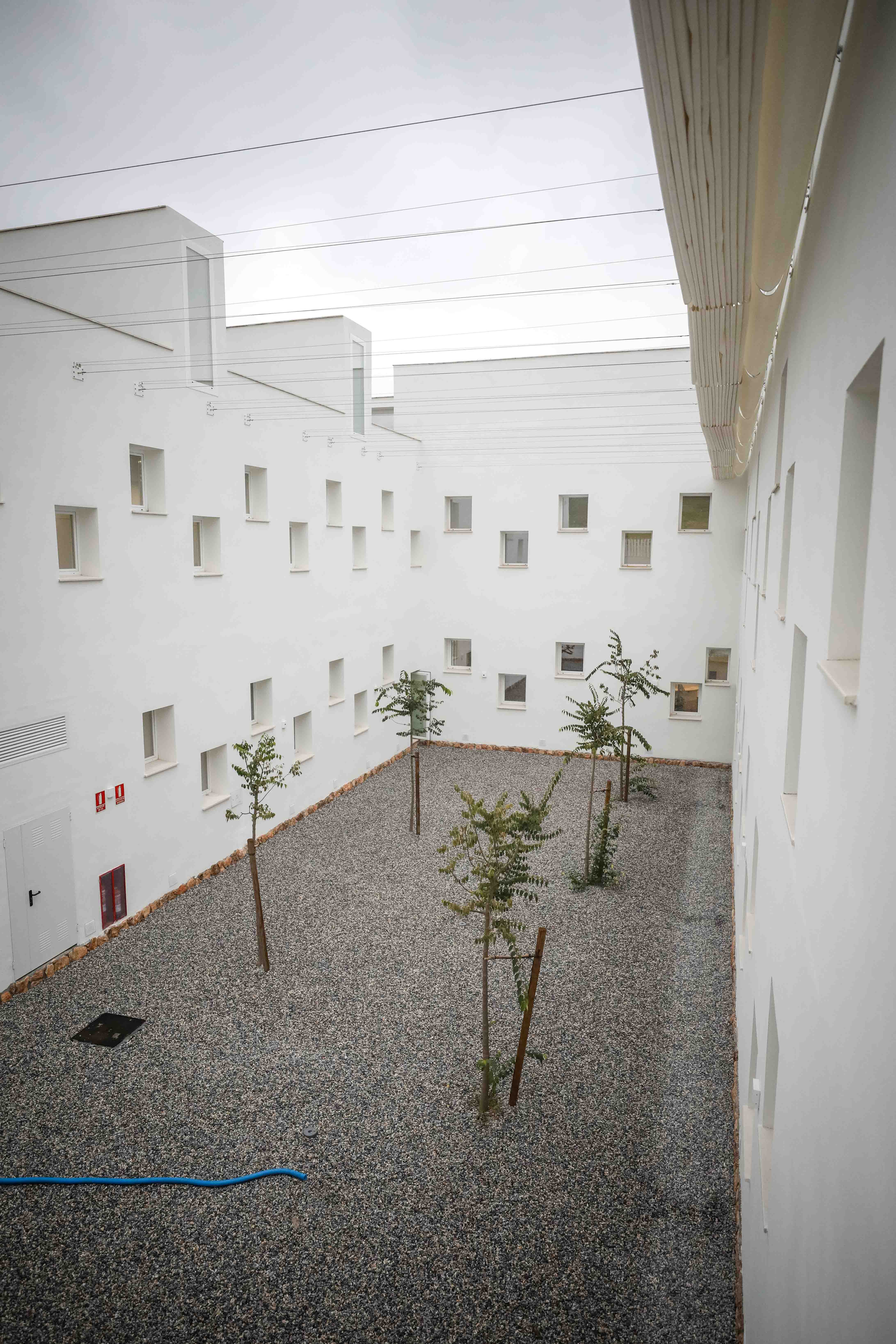 El centro de salud de Bola de Oro cuenta con una superficie de 1.520 metros cuadrados distribuidos en forma de U y tres alturas: semisótano, planta baja y planta primera