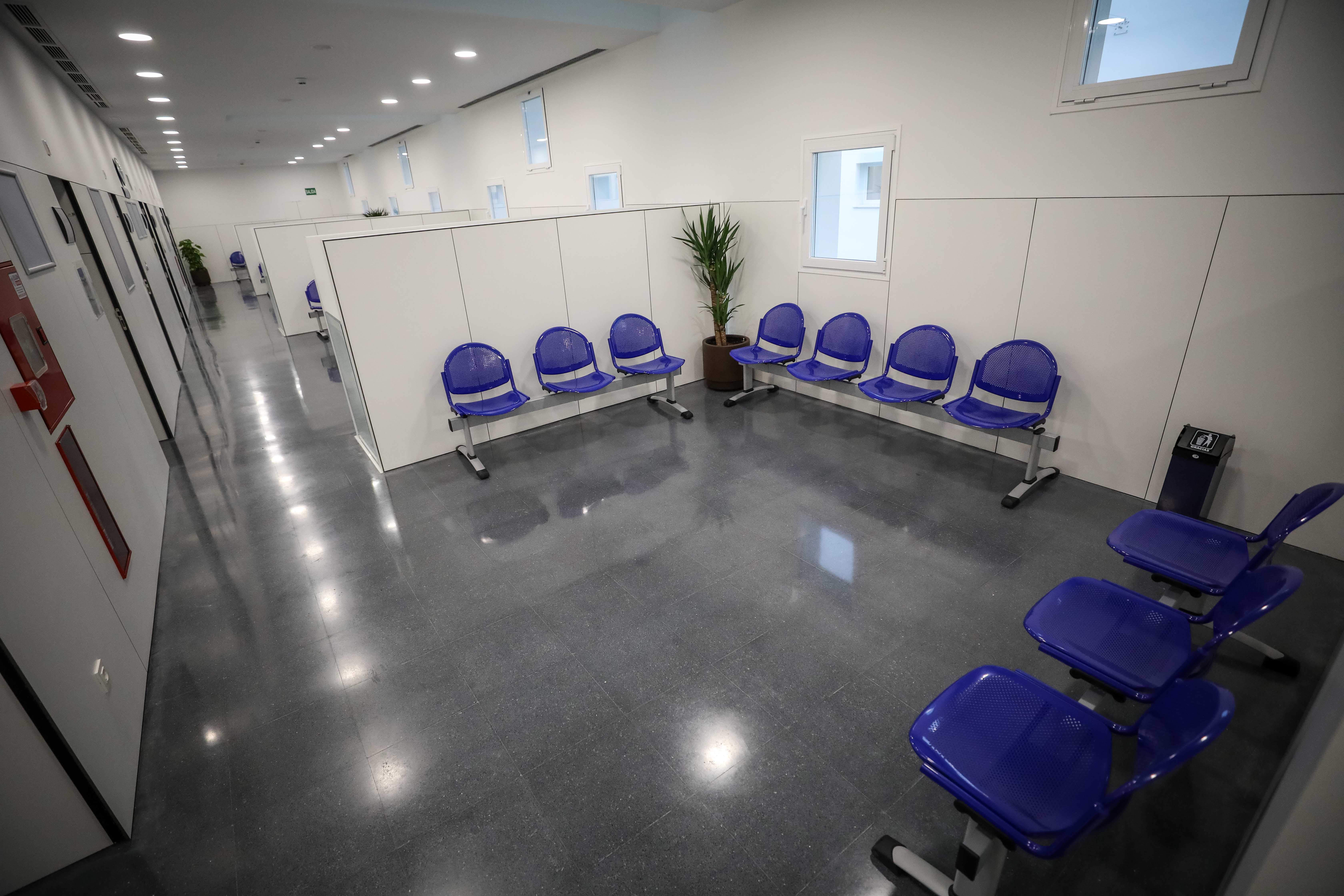 El centro de salud de Bola de Oro cuenta con una superficie de 1.520 metros cuadrados distribuidos en forma de U y tres alturas: semisótano, planta baja y planta primera