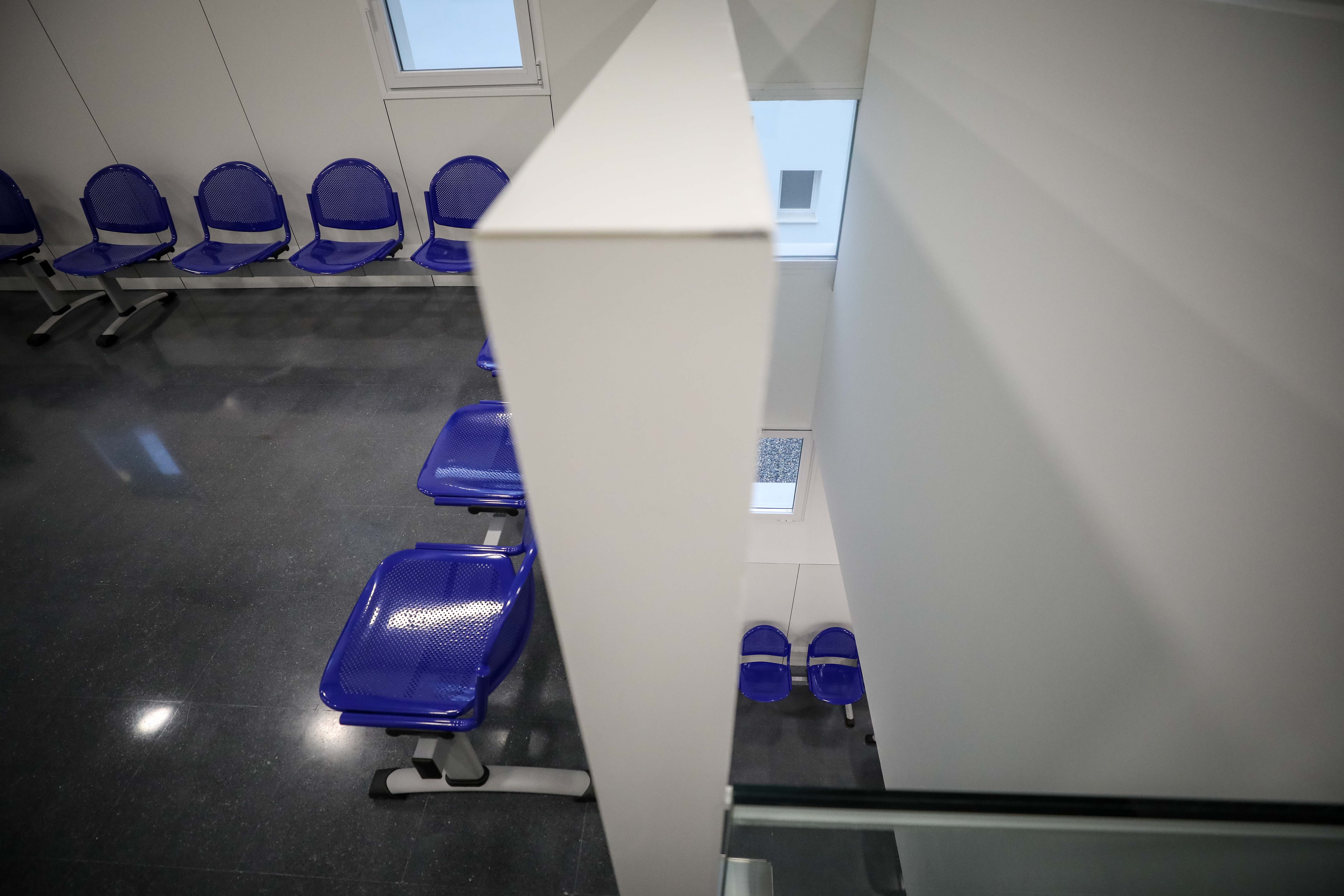 El centro de salud de Bola de Oro cuenta con una superficie de 1.520 metros cuadrados distribuidos en forma de U y tres alturas: semisótano, planta baja y planta primera