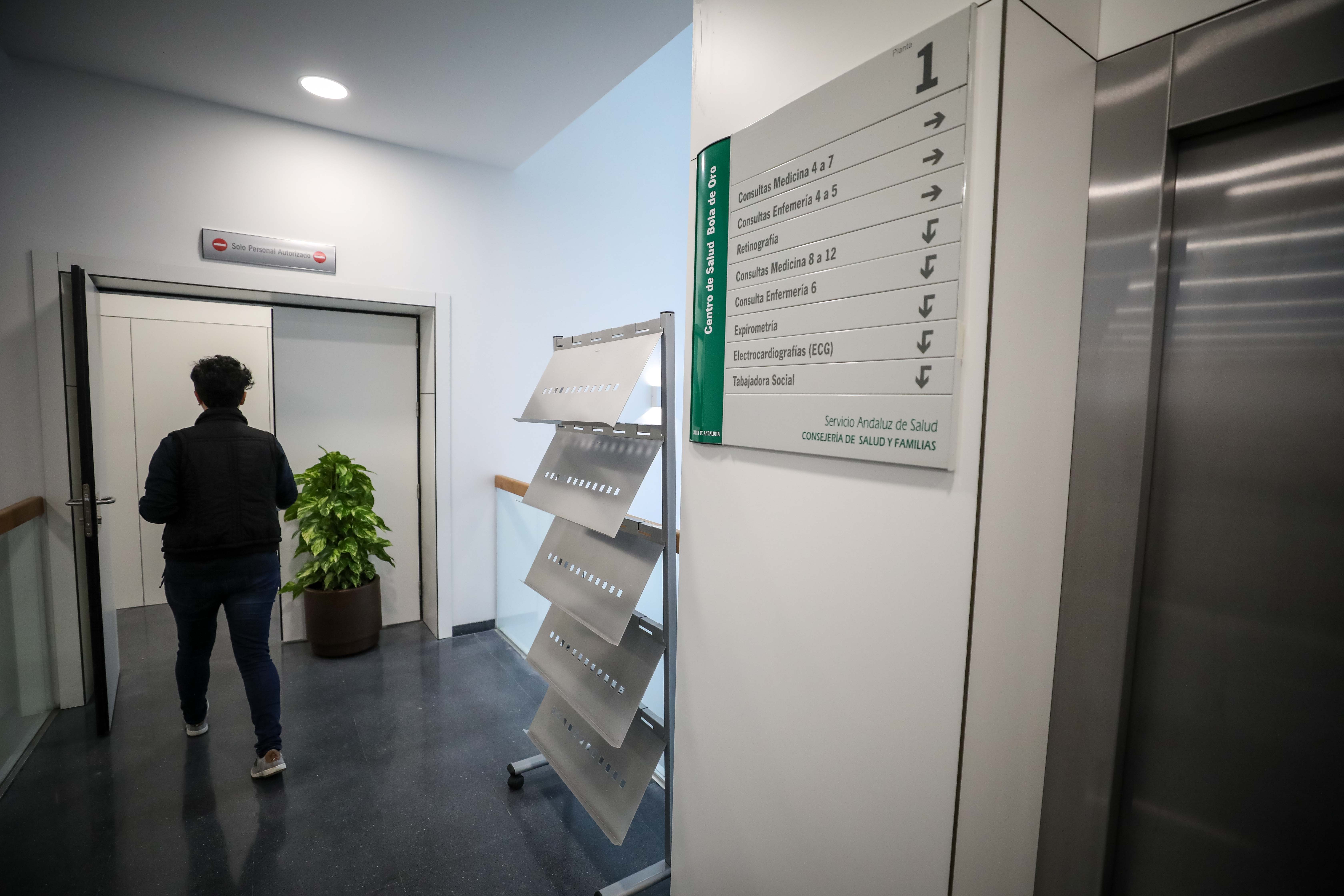 El centro de salud de Bola de Oro cuenta con una superficie de 1.520 metros cuadrados distribuidos en forma de U y tres alturas: semisótano, planta baja y planta primera