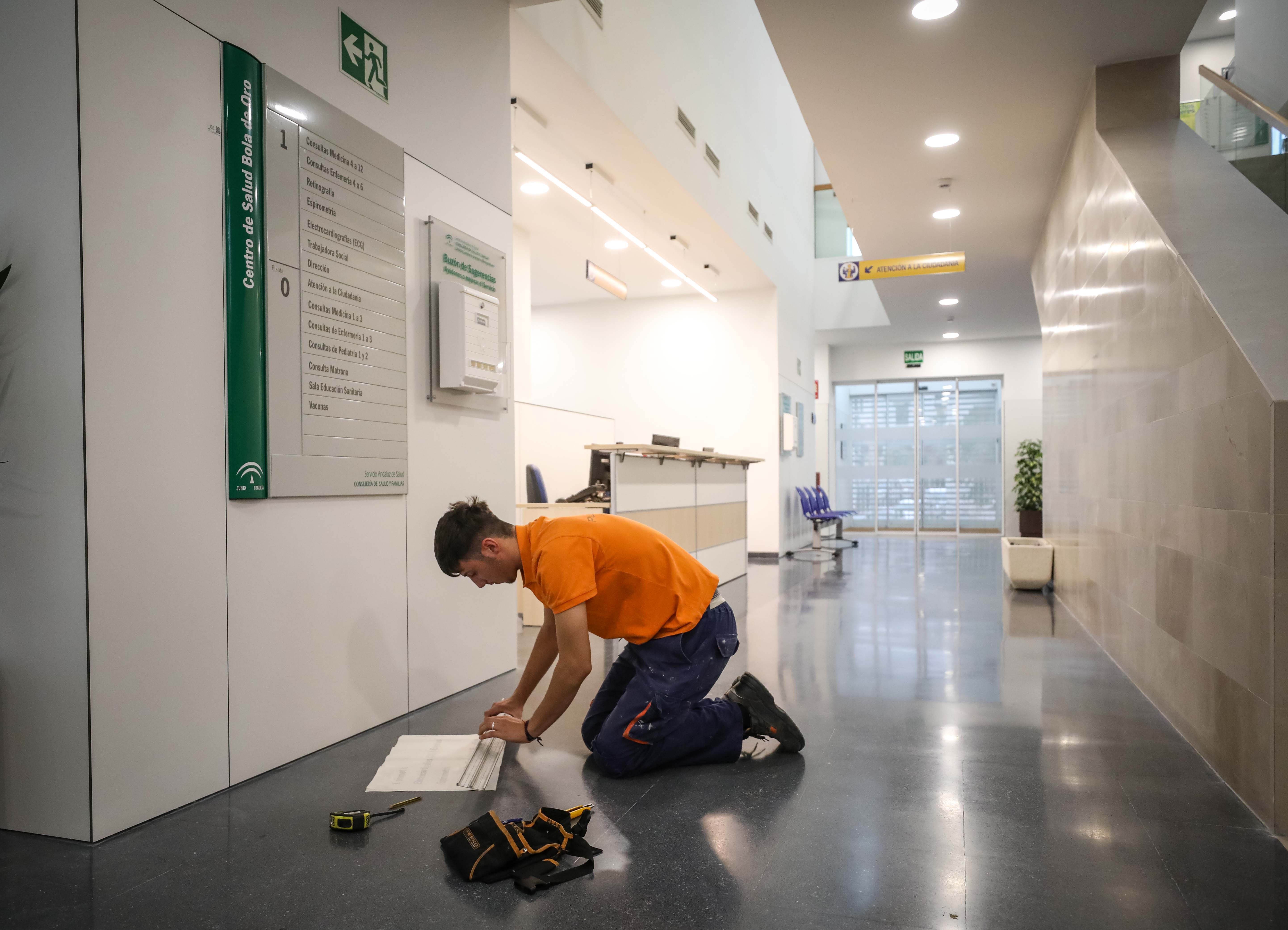 El centro de salud de Bola de Oro cuenta con una superficie de 1.520 metros cuadrados distribuidos en forma de U y tres alturas: semisótano, planta baja y planta primera