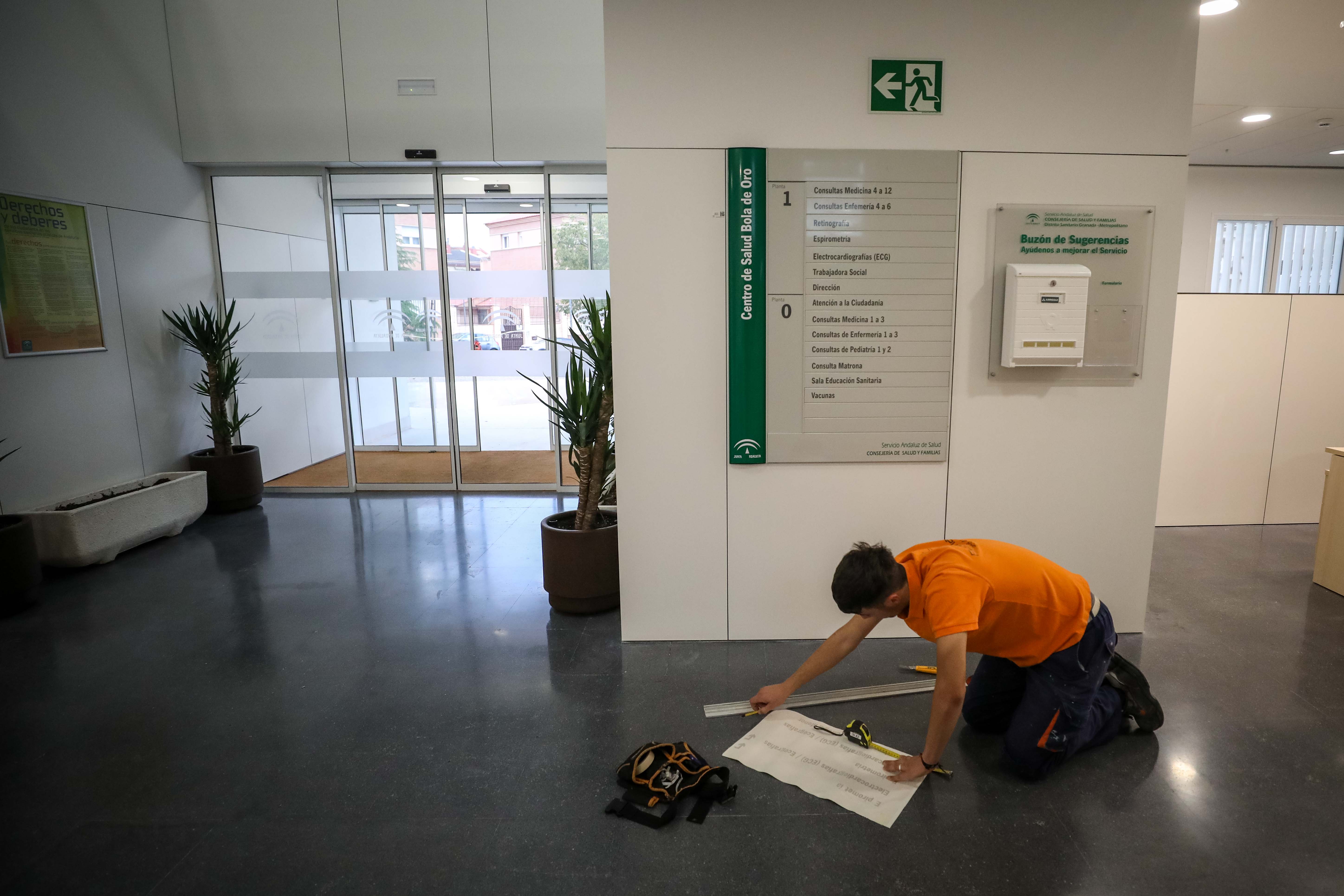 El centro de salud de Bola de Oro cuenta con una superficie de 1.520 metros cuadrados distribuidos en forma de U y tres alturas: semisótano, planta baja y planta primera