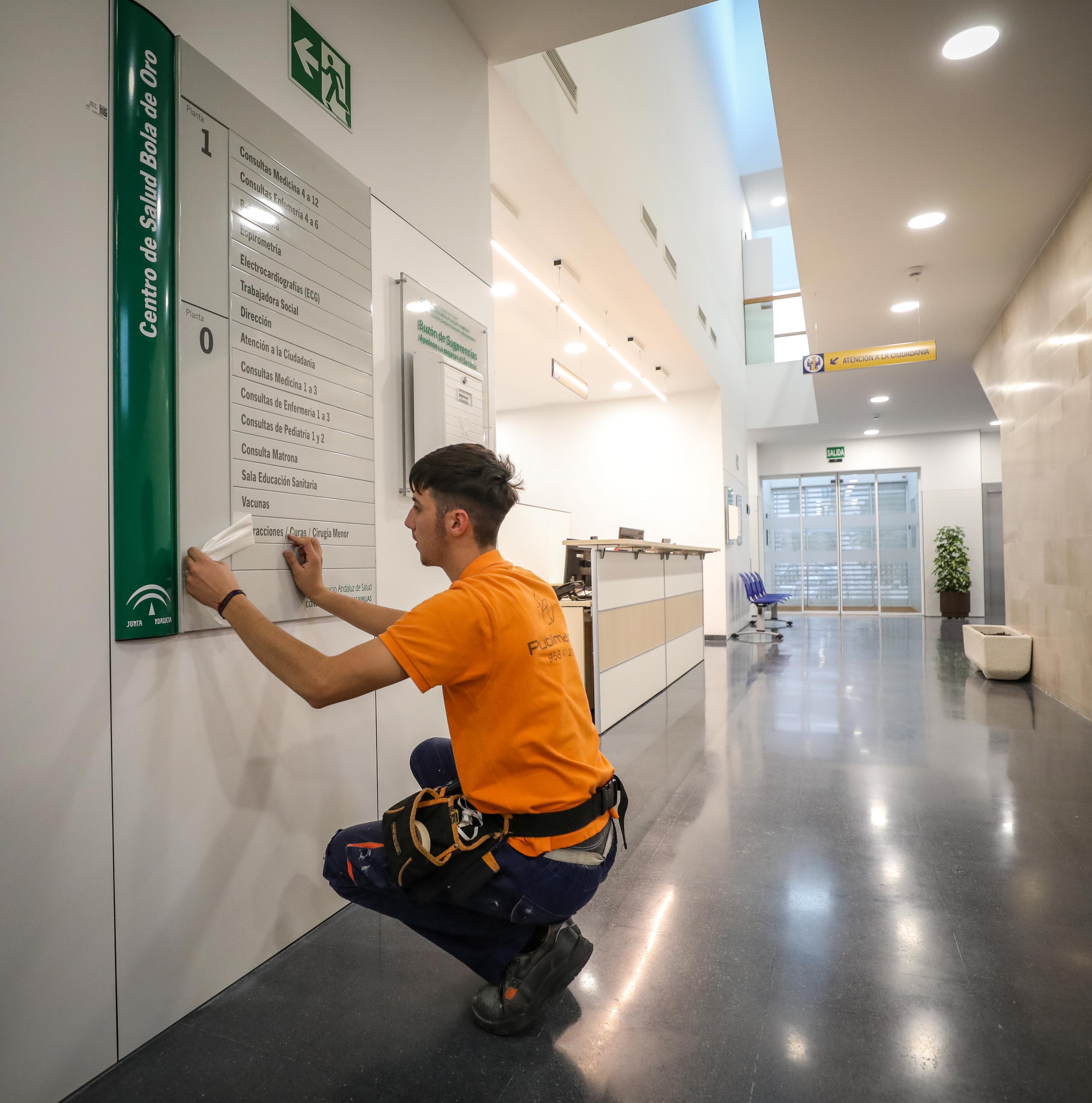 El centro de salud de Bola de Oro cuenta con una superficie de 1.520 metros cuadrados distribuidos en forma de U y tres alturas: semisótano, planta baja y planta primera