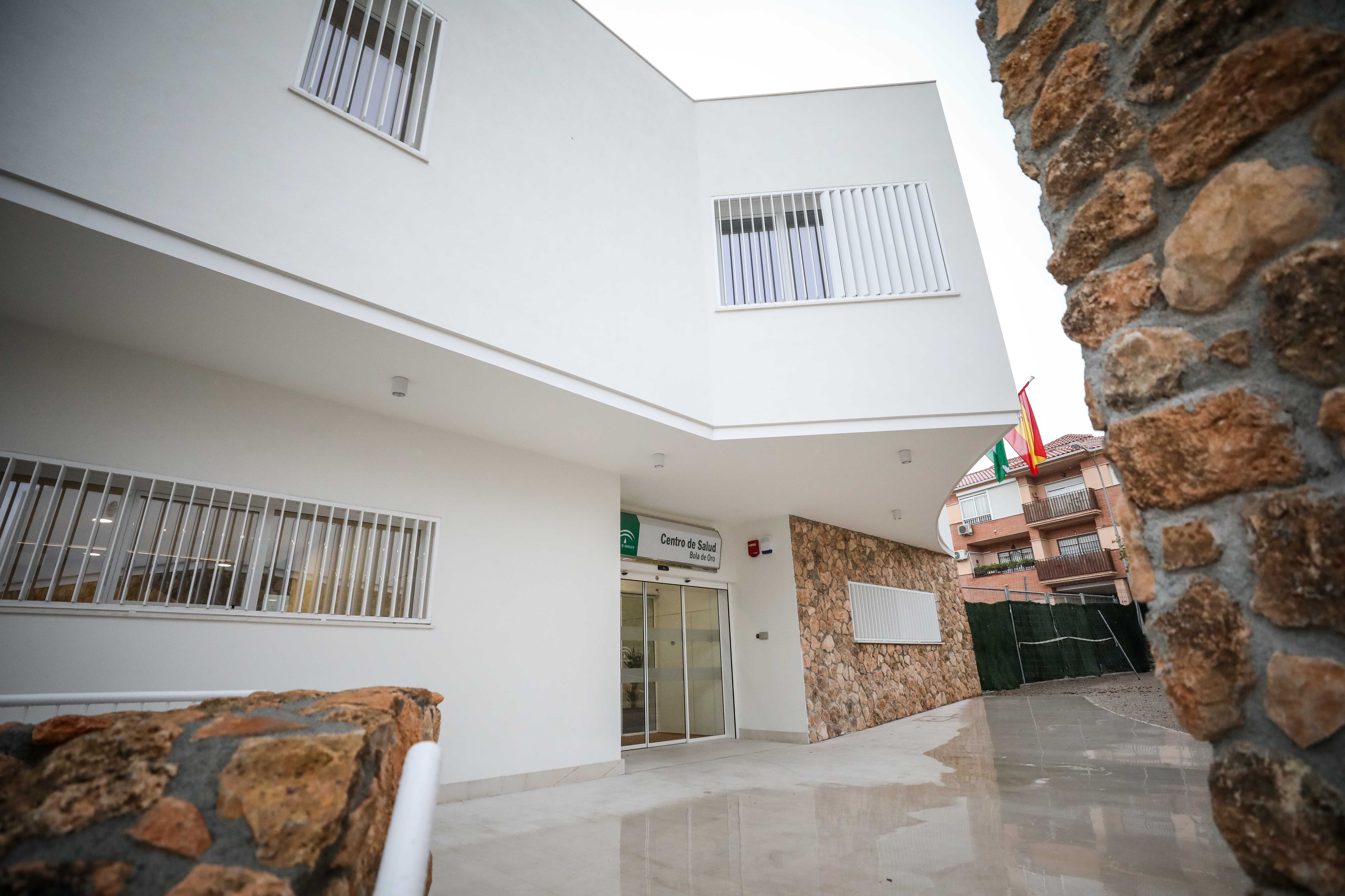 El centro de salud de Bola de Oro cuenta con una superficie de 1.520 metros cuadrados distribuidos en forma de U y tres alturas: semisótano, planta baja y planta primera