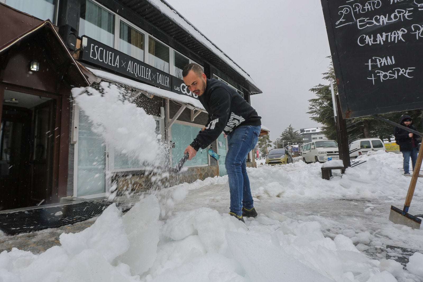 Así luce la estación tras las últimas nevadas, a punto de estrenar temporada.