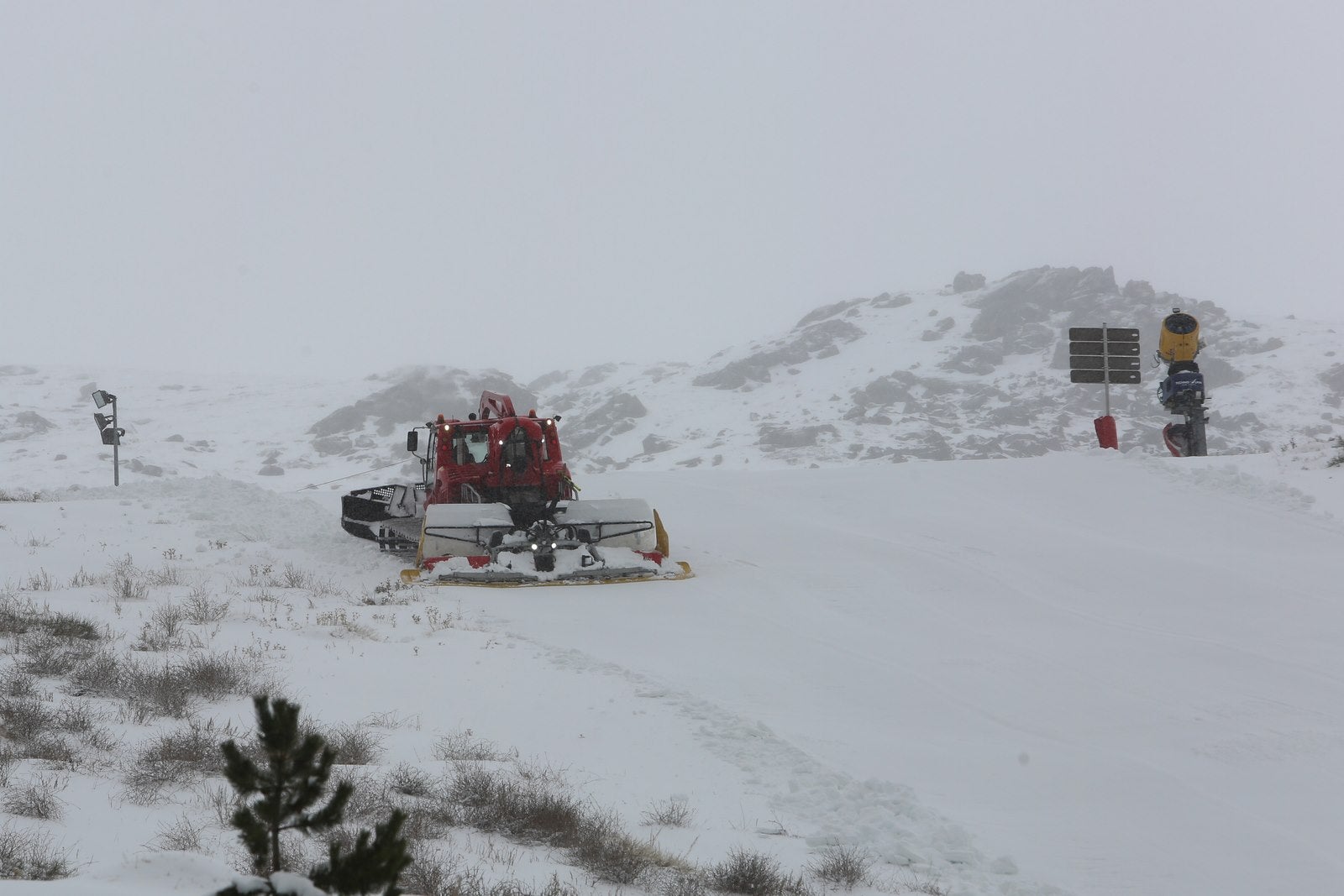 Así luce la estación tras las últimas nevadas, a punto de estrenar temporada.