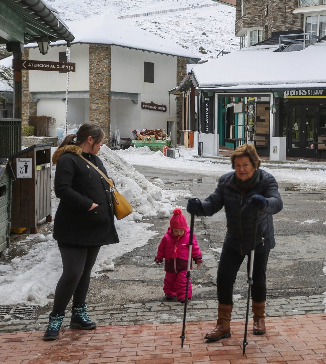 Así luce la estación tras las últimas nevadas, a punto de estrenar temporada.