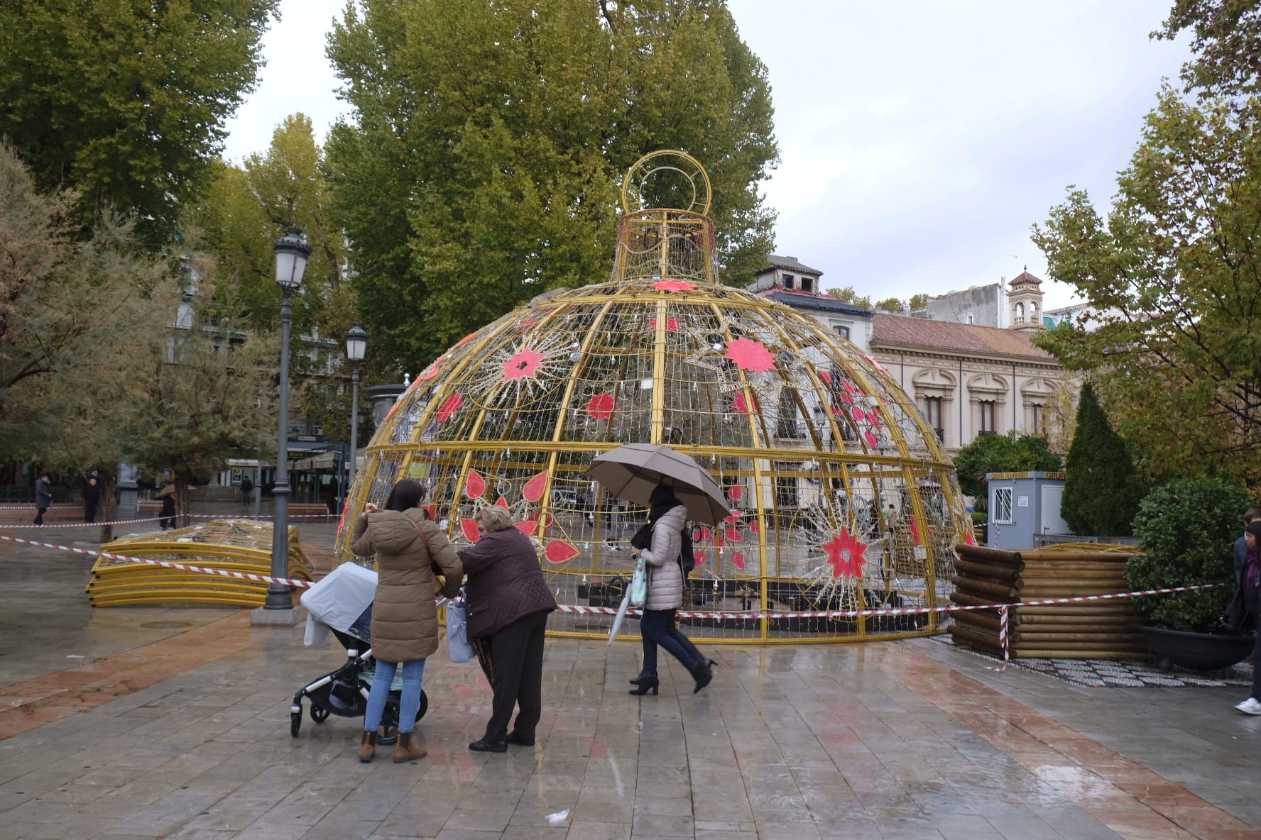 La principal novedad de esta Navidad es una gran esfera de luz de doce metros de diámetro -casi cuatro plantas- que se ubica en la Fuente de las Batallas