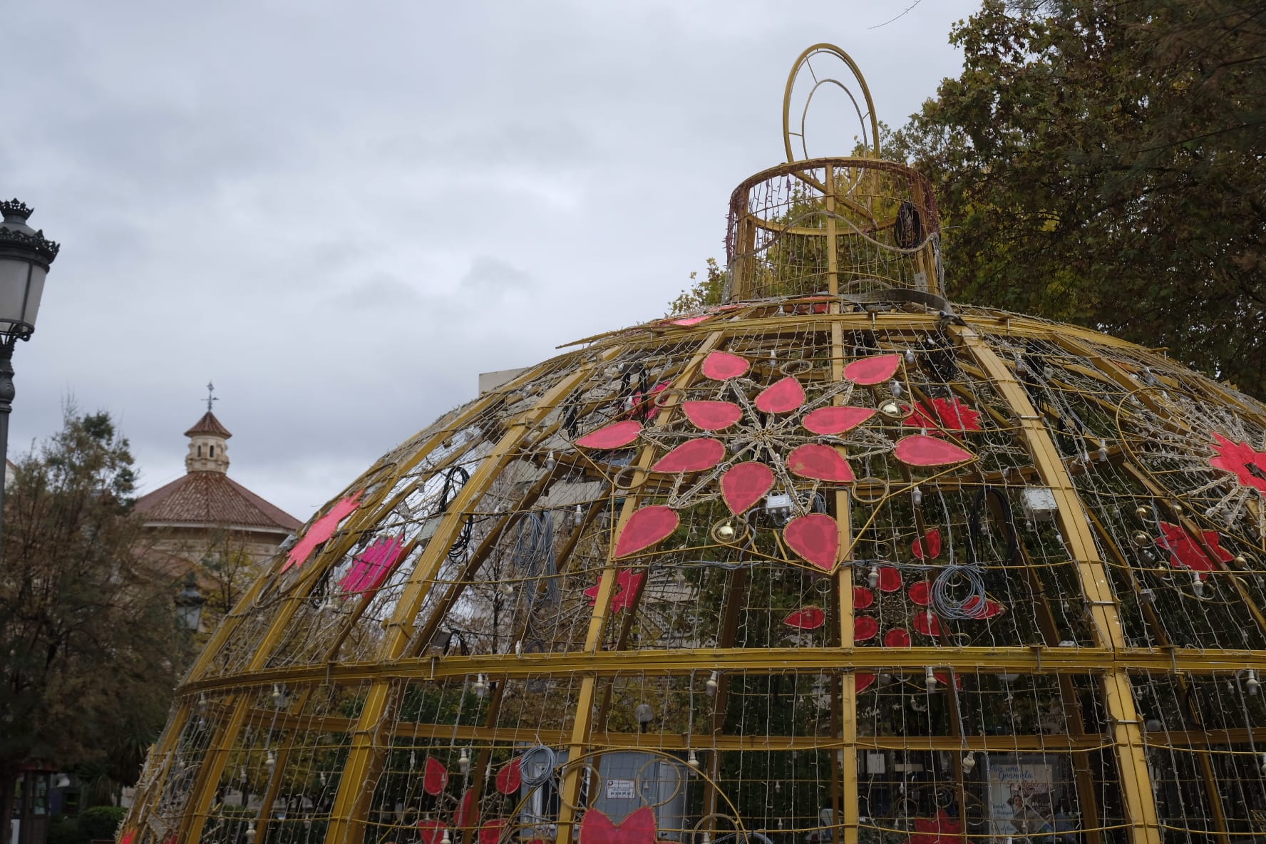 La principal novedad de esta Navidad es una gran esfera de luz de doce metros de diámetro -casi cuatro plantas- que se ubica en la Fuente de las Batallas