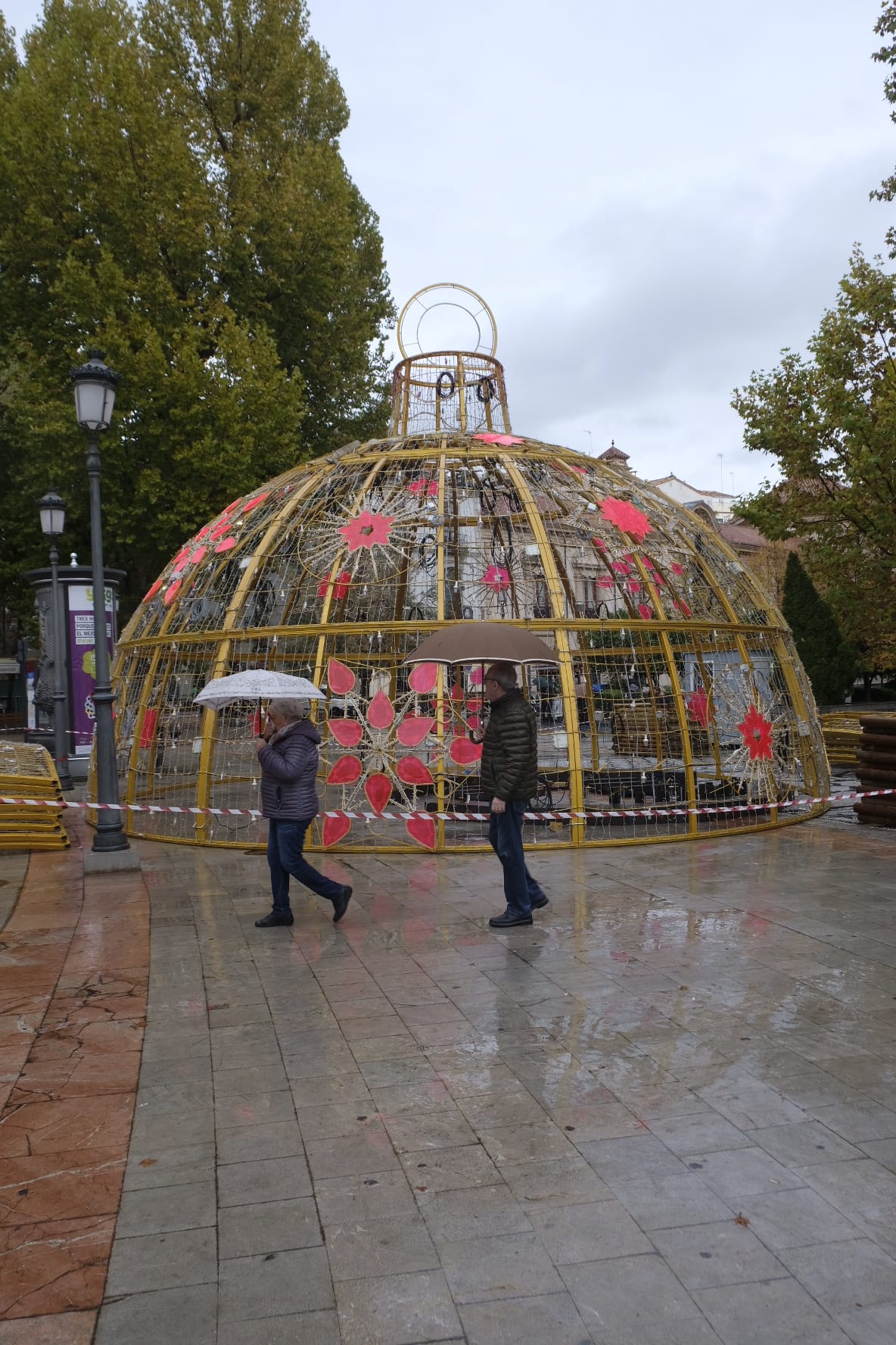 La principal novedad de esta Navidad es una gran esfera de luz de doce metros de diámetro -casi cuatro plantas- que se ubica en la Fuente de las Batallas