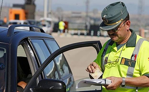 La razón por la que la Guardia Civil ha puesto 9.500 multas a conductores en una semana