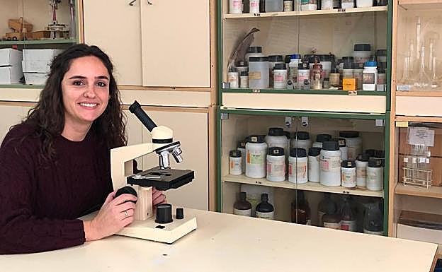 La doctora granadina, en un instituto de Almería en el que ha dado clases. 