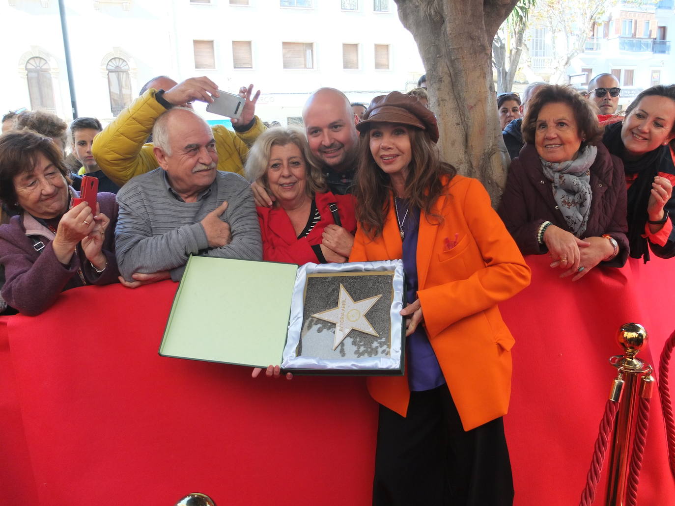 La actriz que protagonizó en la provincia de Almería el western 'Yendo hacia ti' (1981), Victoria Abril, ha descubierto este sábado su lucero en el Paseo de la Fama de Almería y ha recibido el calor de cientos de almerienses. Tras el baño de masas, esta noche recibirá el premio homenaje 'Almería, Tierra de Cine' en la gala de clausura de Fical, que se celebrará en el Auditorio Maestro Padilla.