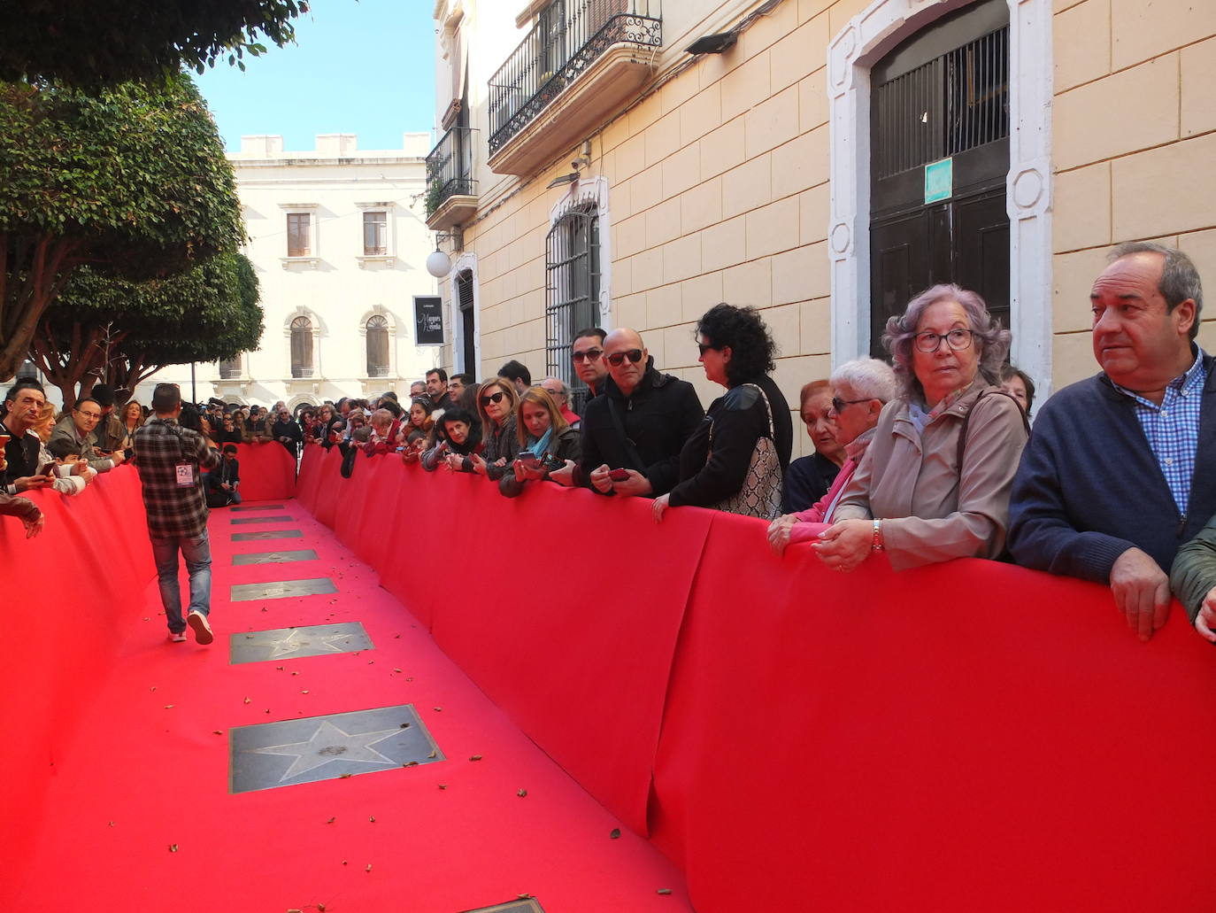 La actriz que protagonizó en la provincia de Almería el western 'Yendo hacia ti' (1981), Victoria Abril, ha descubierto este sábado su lucero en el Paseo de la Fama de Almería y ha recibido el calor de cientos de almerienses. Tras el baño de masas, esta noche recibirá el premio homenaje 'Almería, Tierra de Cine' en la gala de clausura de Fical, que se celebrará en el Auditorio Maestro Padilla.