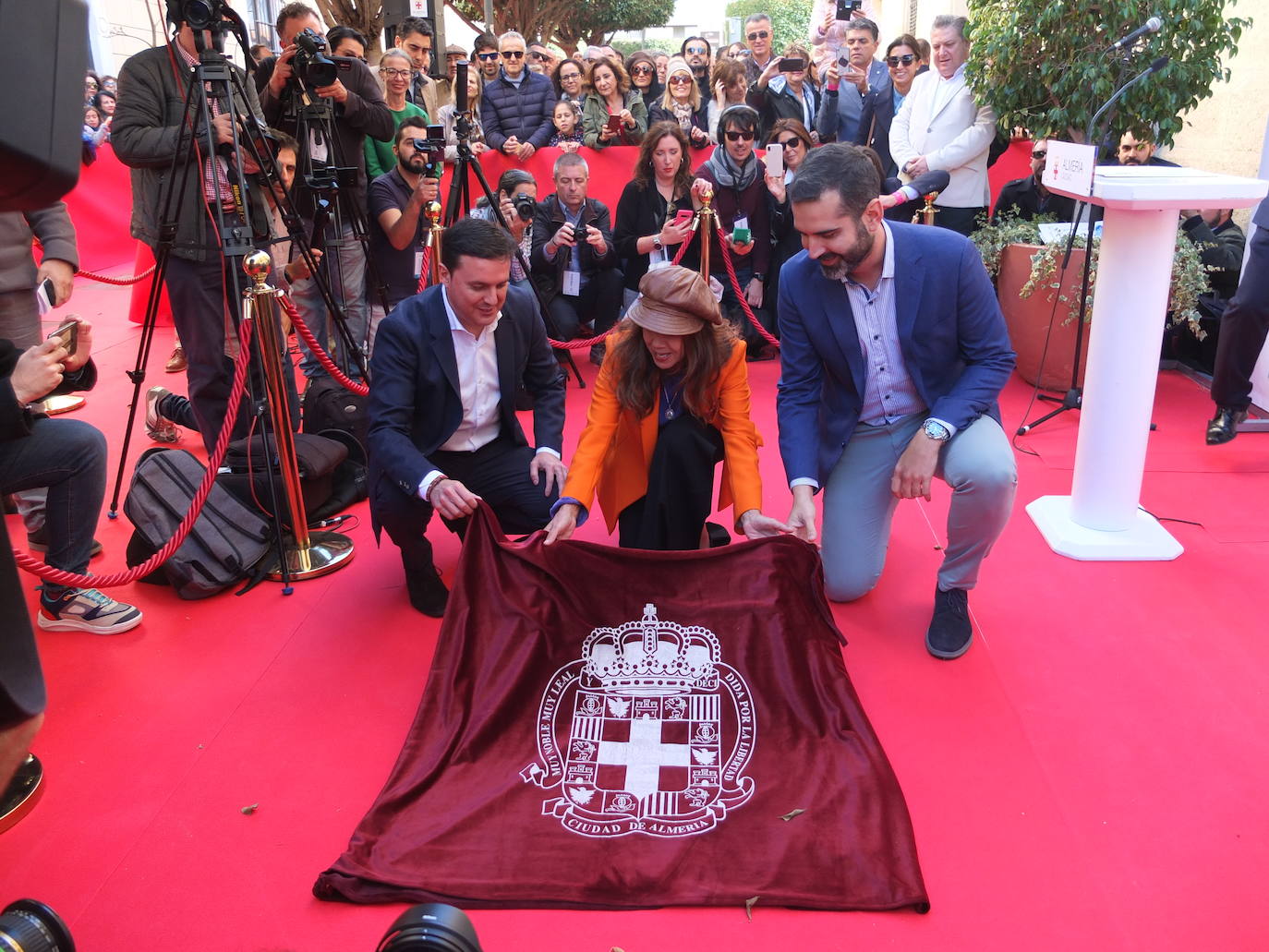 La actriz que protagonizó en la provincia de Almería el western 'Yendo hacia ti' (1981), Victoria Abril, ha descubierto este sábado su lucero en el Paseo de la Fama de Almería y ha recibido el calor de cientos de almerienses. Tras el baño de masas, esta noche recibirá el premio homenaje 'Almería, Tierra de Cine' en la gala de clausura de Fical, que se celebrará en el Auditorio Maestro Padilla.