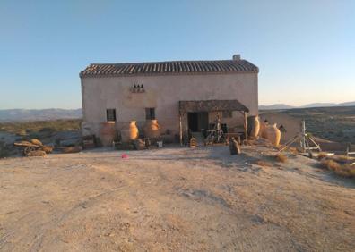 Imagen secundaria 1 - Ana María y Ángel recibieron a Luis Tosar en su casa. Imagen del Cortijo preparado para el rodaje. Y Ángel, como doble de Tosar. 