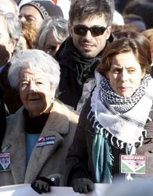 Imagen secundaria 2 - Asunción Balaguer junto a su marido Paco Rabal en 2000, cuando el actor obtuvo el Goya por 'Goya en Burdeos'. En la ceremonia de los Goya de 2015 y en una manifestación en 2009 a favor del pueblo palestino junto a Hugo Silva y Aitana Sánchez Gijón. 