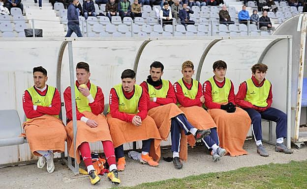 Banquillo del Real Jaén en el partido ante el CP Almería.. 