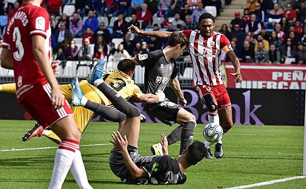 Fernando intenta llegar para entorpecer el remate de Guillermo, que fue gol anulado. 