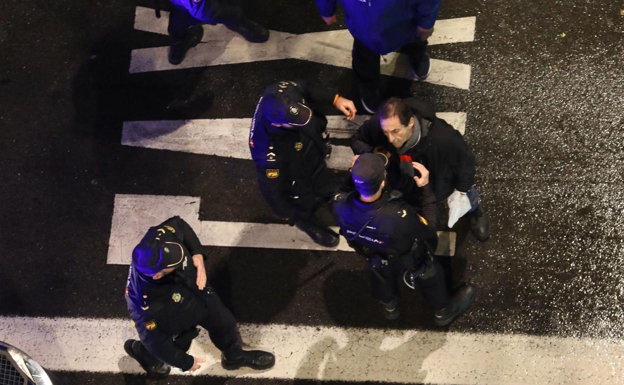 La Policía Nacional, durante la actuación en la que ha detenido a otro hombre que protestaba por la detención. 