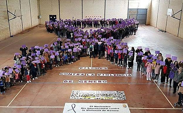 Gran lazo morado en Vilches contra la violencia de género.