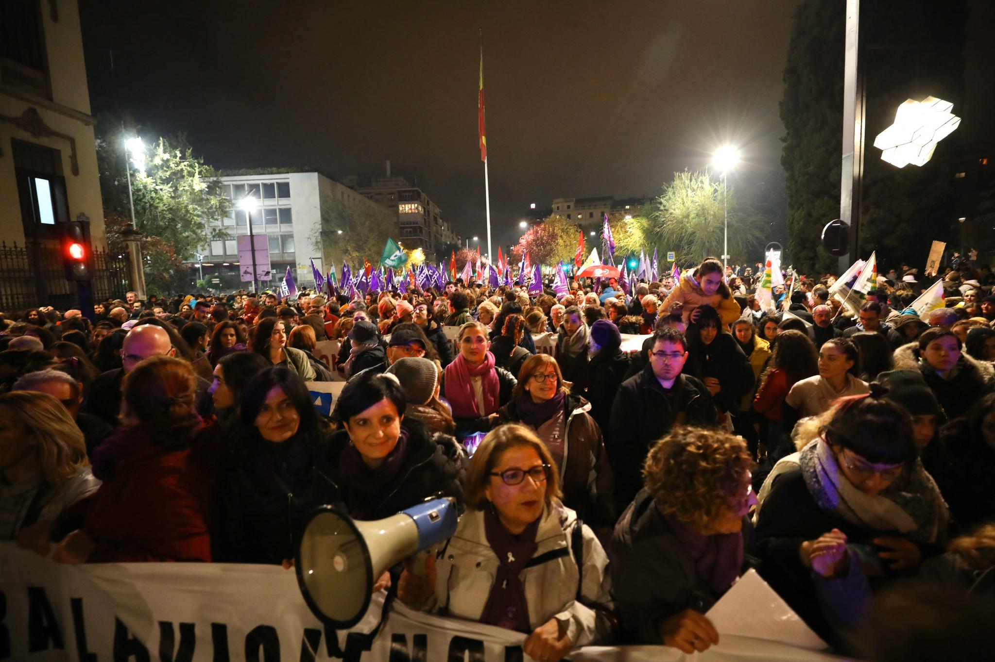 La manifestación con motivo del 25N ha puesto en valor la figura de la mujer con numerosos cánticos 