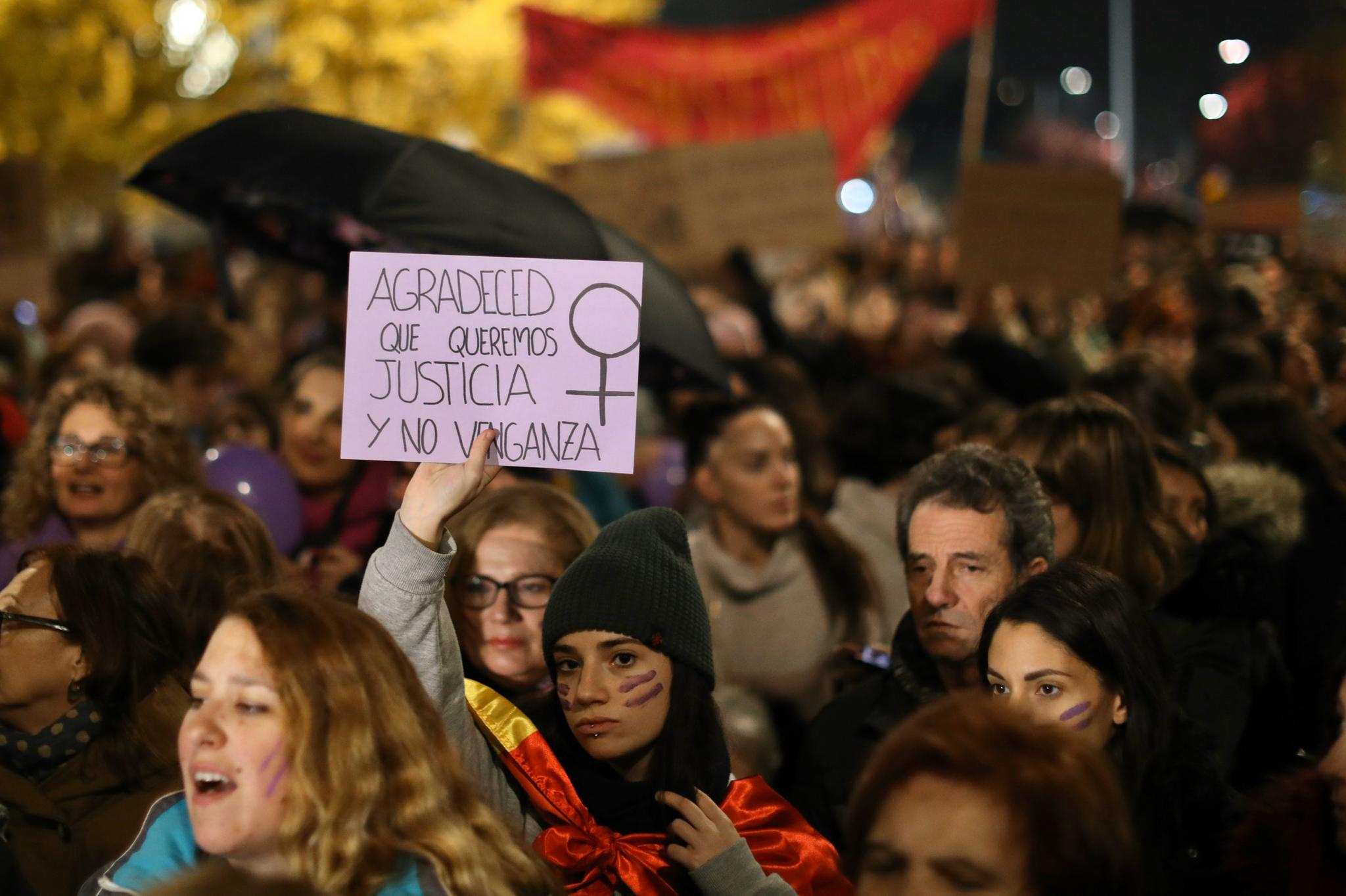 La manifestación con motivo del 25N ha puesto en valor la figura de la mujer con numerosos cánticos 