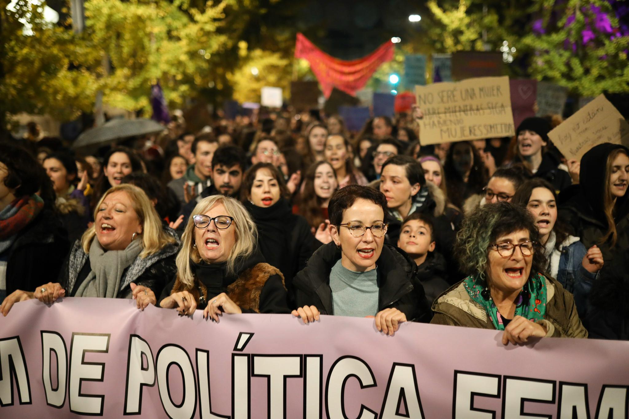 La manifestación con motivo del 25N ha puesto en valor la figura de la mujer con numerosos cánticos 