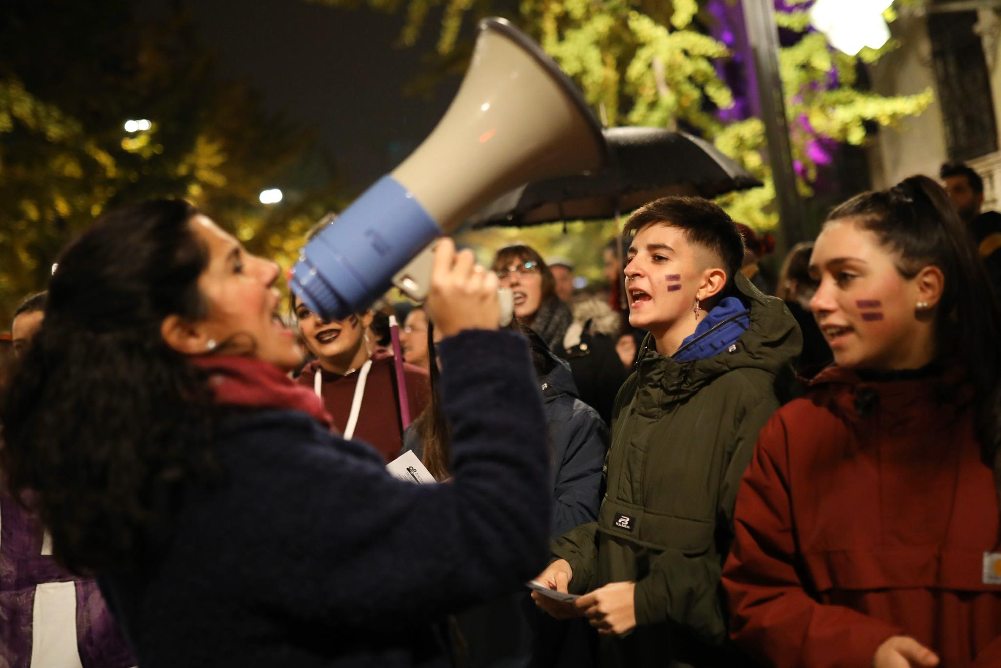La manifestación con motivo del 25N ha puesto en valor la figura de la mujer con numerosos cánticos 