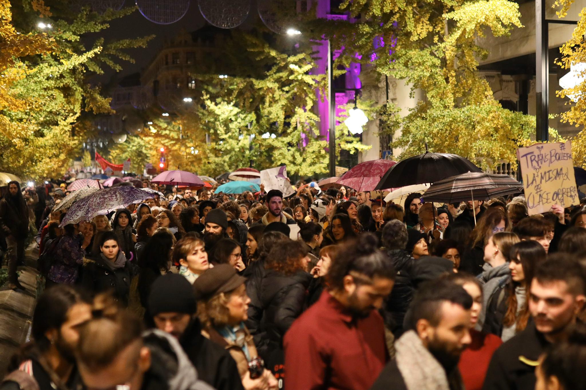 La manifestación con motivo del 25N ha puesto en valor la figura de la mujer con numerosos cánticos 