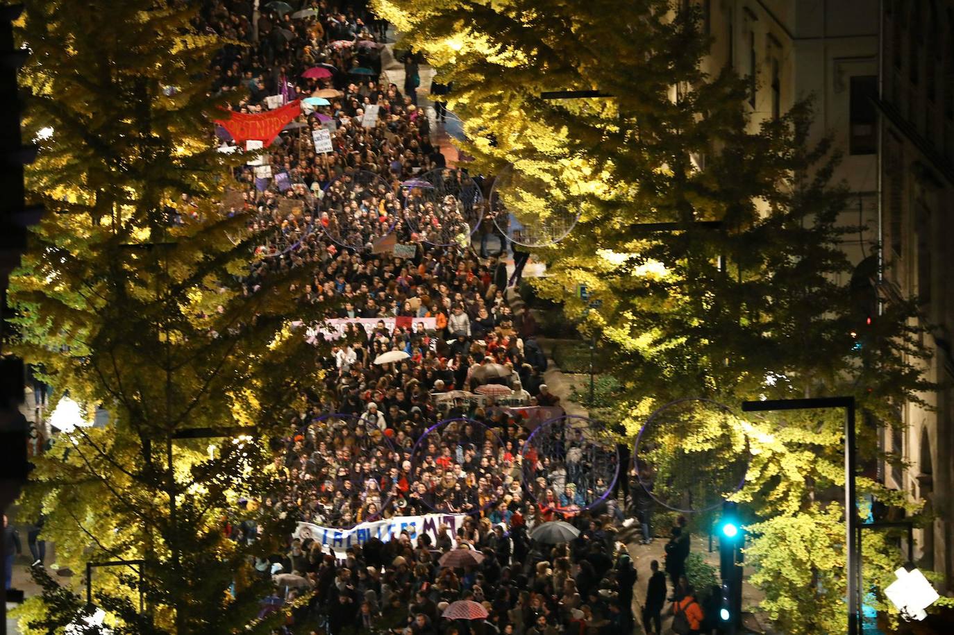 La manifestación con motivo del 25N ha puesto en valor la figura de la mujer con numerosos cánticos 