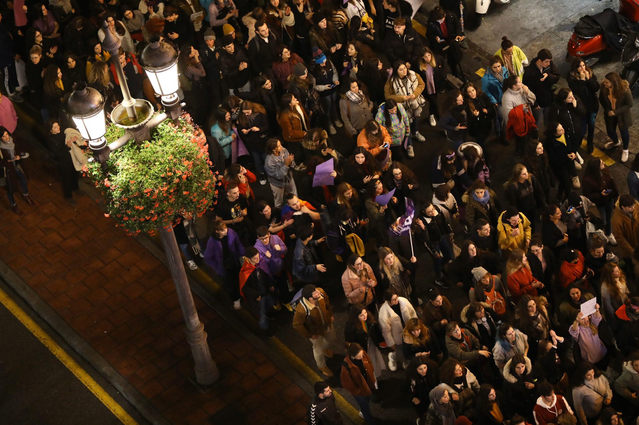 La manifestación con motivo del 25N ha puesto en valor la figura de la mujer con numerosos cánticos 