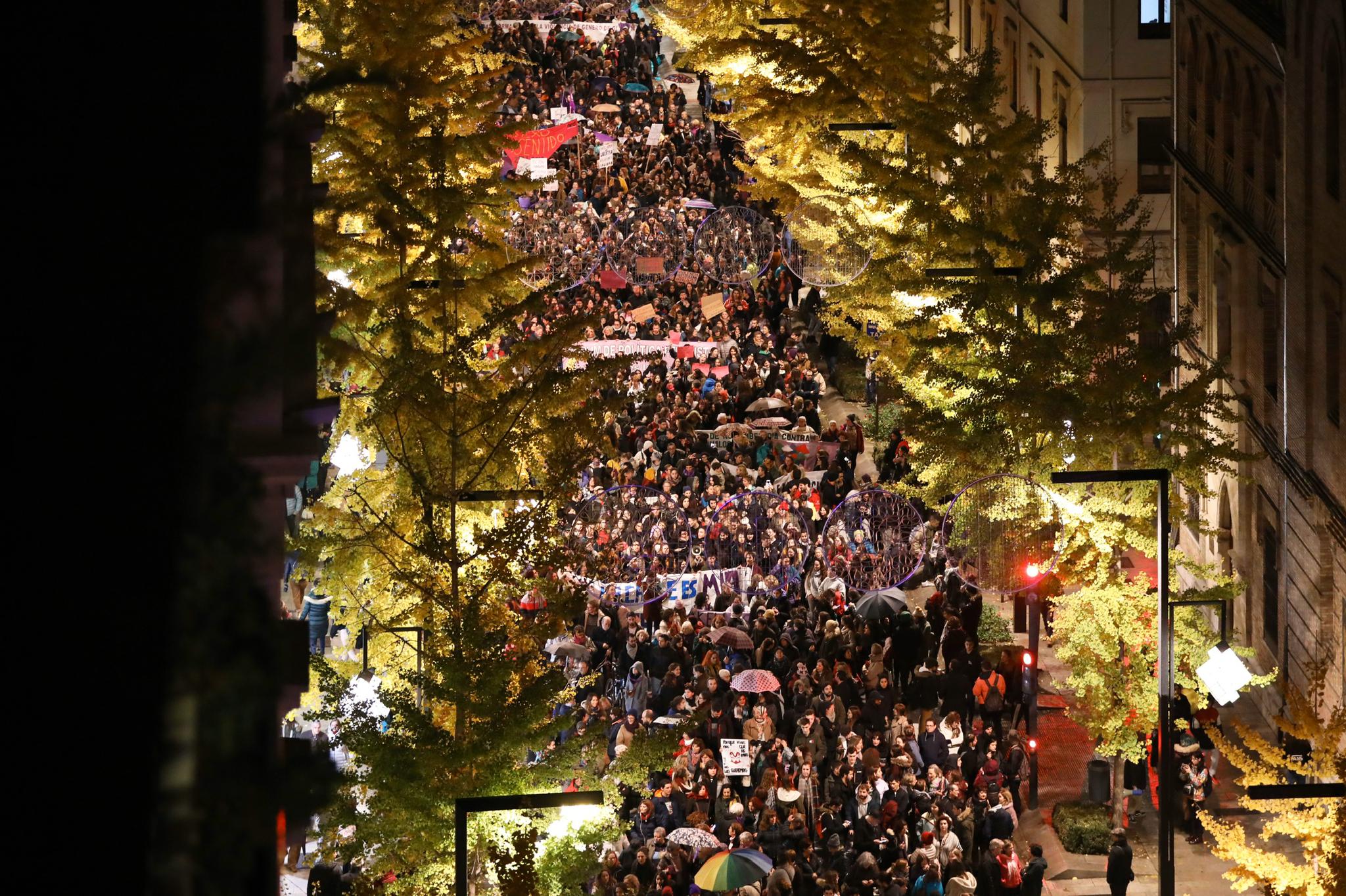 La manifestación con motivo del 25N ha puesto en valor la figura de la mujer con numerosos cánticos 