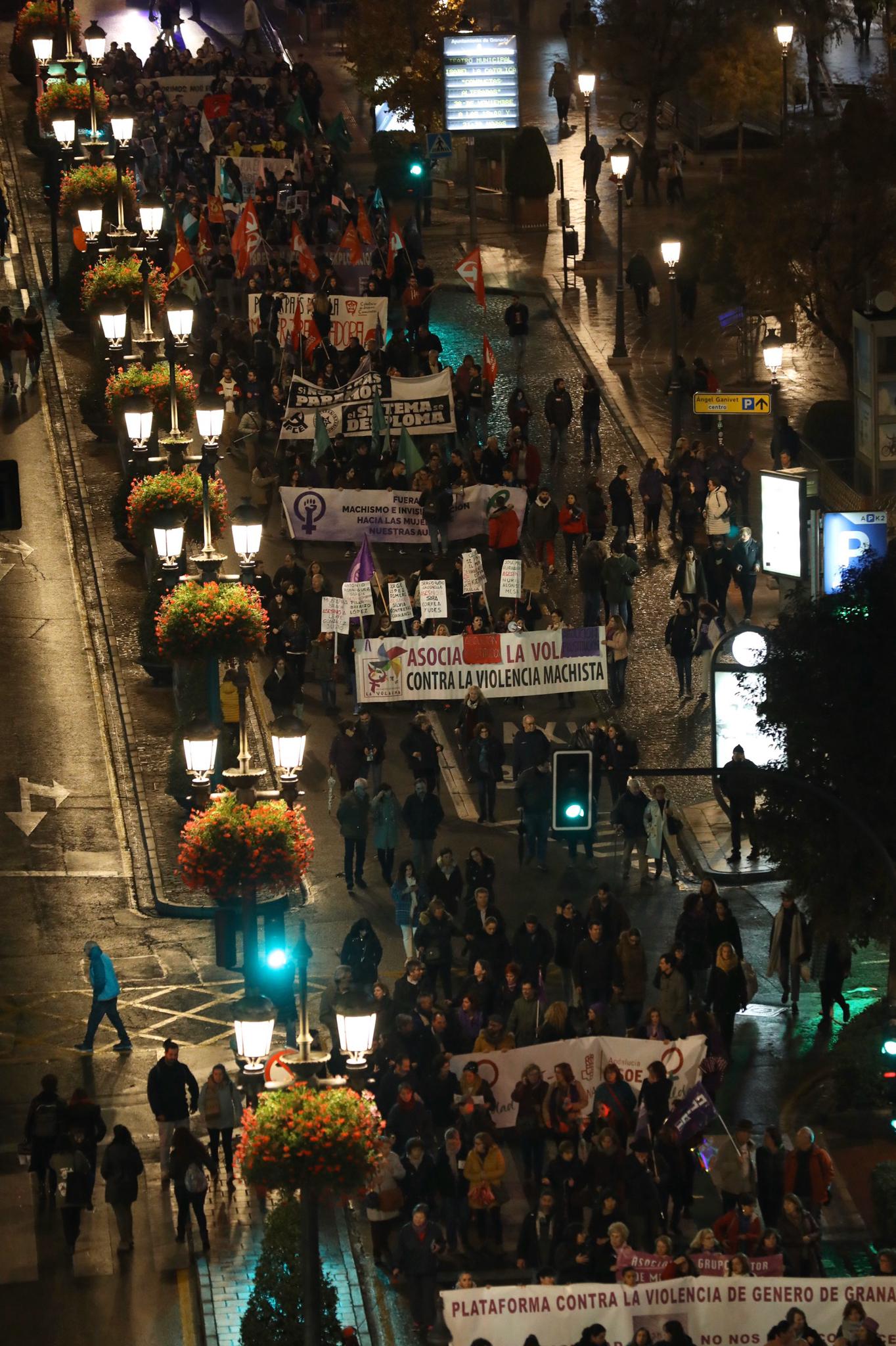 La manifestación con motivo del 25N ha puesto en valor la figura de la mujer con numerosos cánticos 