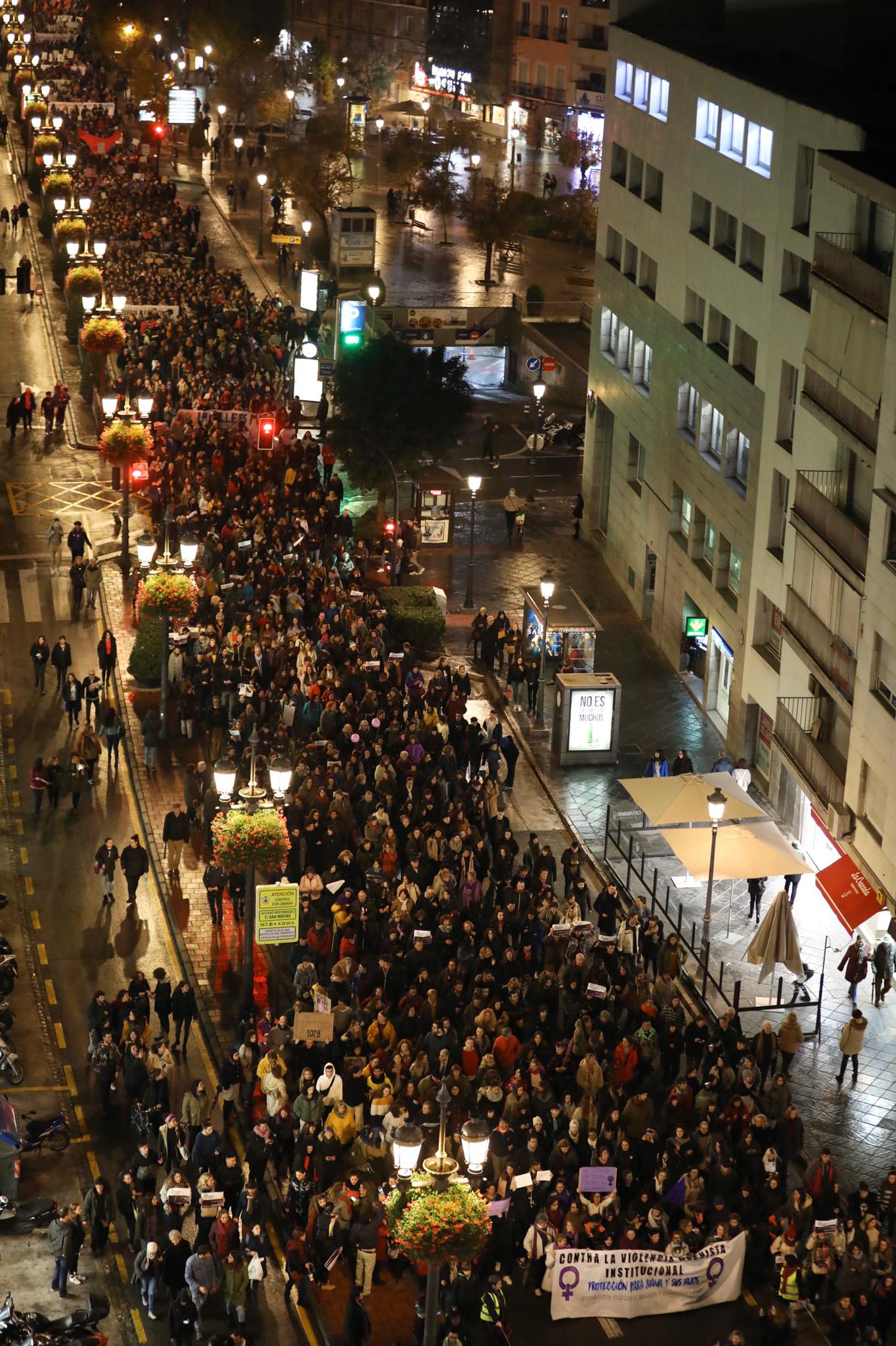 La manifestación con motivo del 25N ha puesto en valor la figura de la mujer con numerosos cánticos 