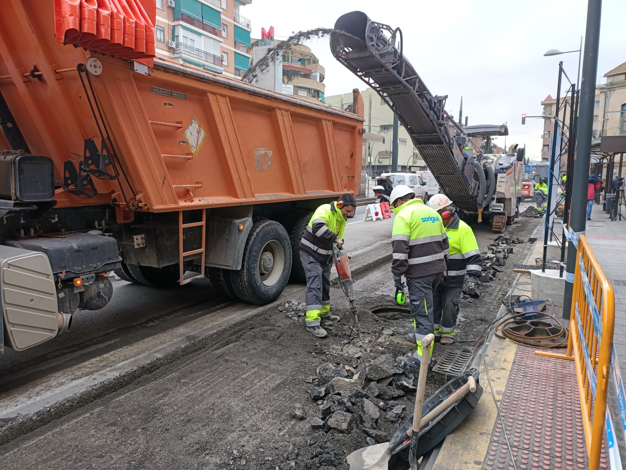 Fotos: Así están asfaltando las paradas de autobús en Granada