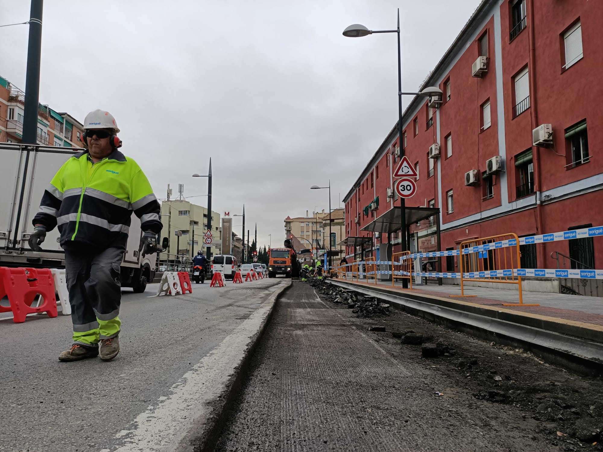 Fotos: Así están asfaltando las paradas de autobús en Granada