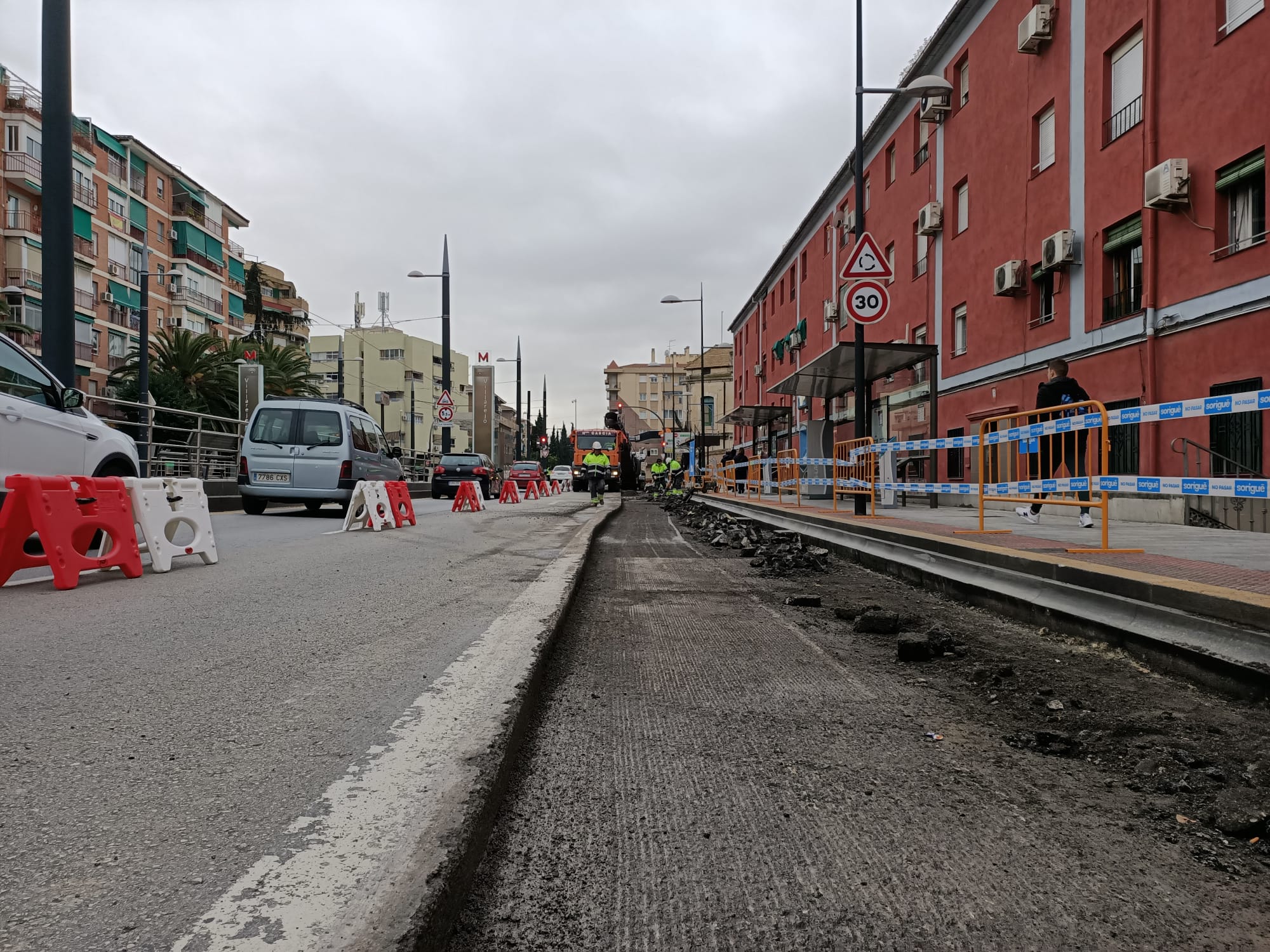 Fotos: Así están asfaltando las paradas de autobús en Granada