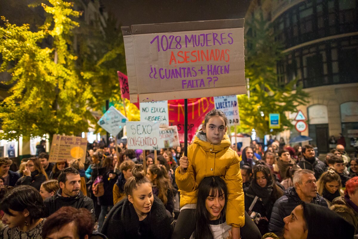 Fotos de los carteles del 25N en Granada: 1.028 mujeres asesinadas.  ¿Cuántas más hacen falta? | Ideal