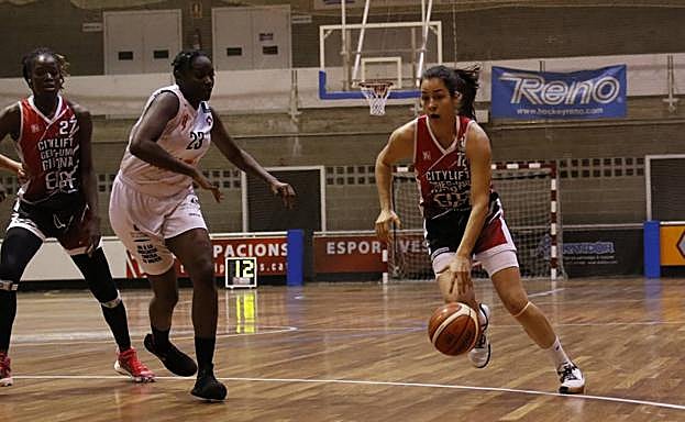 Una Jugada en defensa ante el ataque poderoso del equipo catalán. 