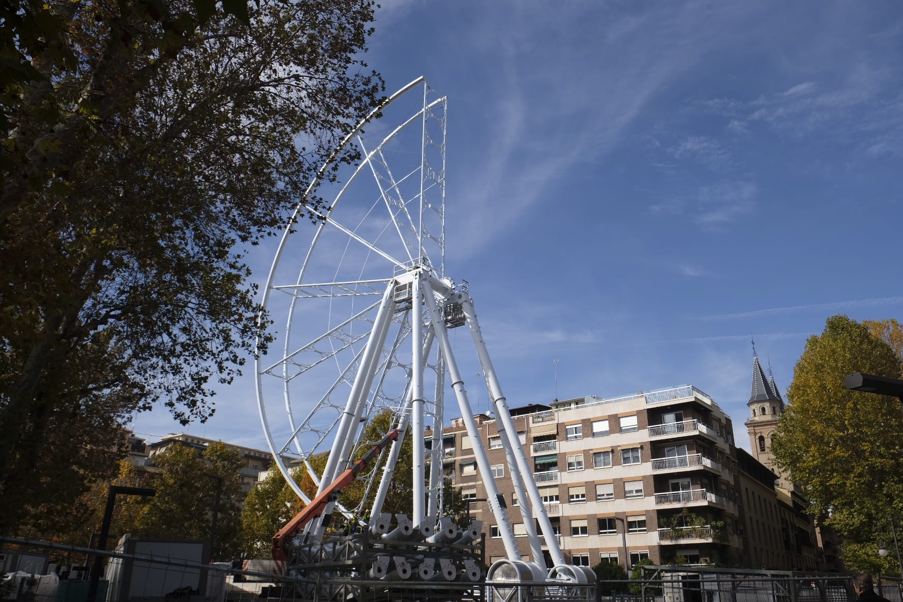 Fotos: La noria ya luce casi al completo en el Paseo del Salón | Ideal