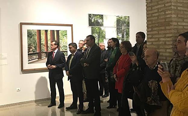Autoridades en la inauguración de la exposición en los Baños Árabes. 