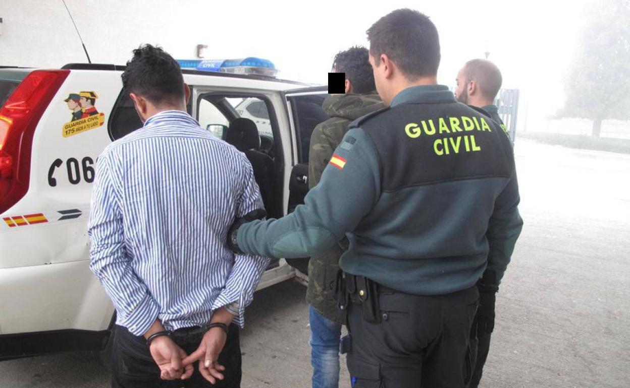 La Guardia Civil, con los detenido. 
