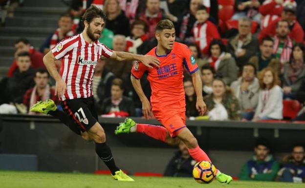 Yeray persigue a Andreas Pereira en el último partido del Granada en San Mamés. 