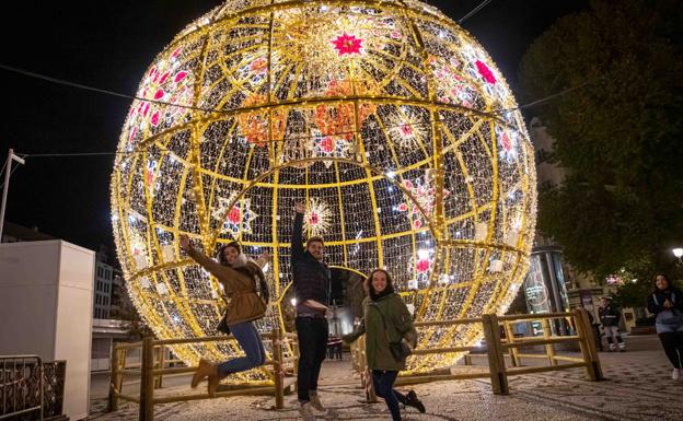 Las pruebas del alumbrado navideño: así se prepara Granada para la Navidad